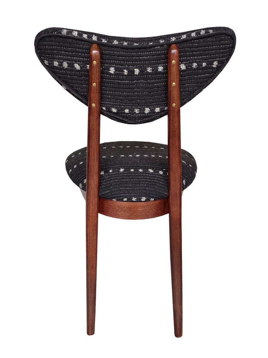 Cuatro Sillas Corazón Mid Century en Tela Negra de Lunares Perennes, Europa, años 60 siglo XX en venta