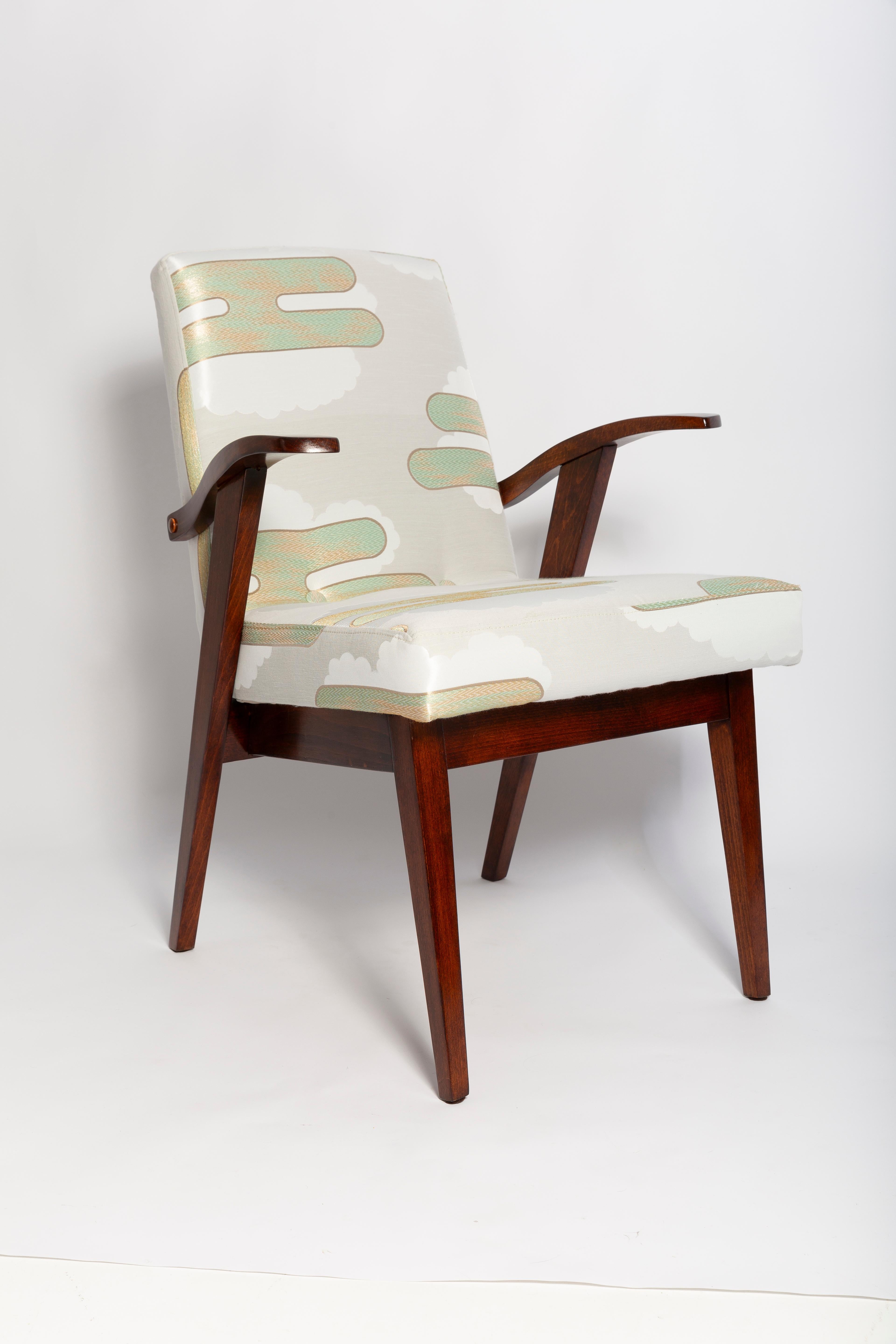 Sessel entworfen von Mieczyslaw Puchala. Dunkelbraunes Holz in Kombination mit einem mintgrünen, wunderschönen italienischen Jacquard verleiht ihm Eleganz und Noblesse. 

Der Stuhl wurde einer kompletten Tischler- und Polstermöbelrenovierung