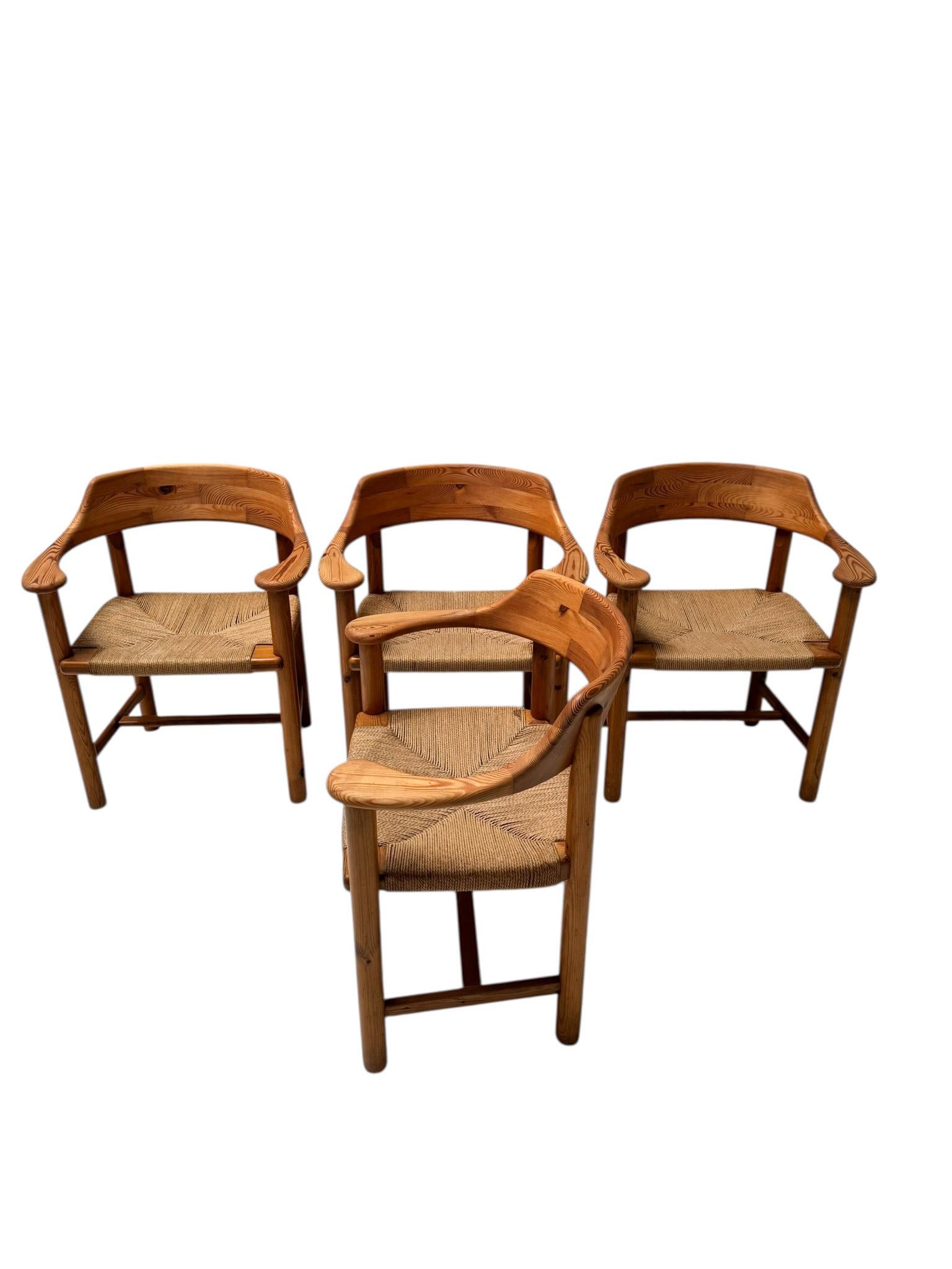Ensemble de quatre fauteuils étonnants et organiques.
Design/One : Rainer Daumiller.
Un design danois frappant des années 1970.
Cadres en pin massif avec sièges en corde de papier d'origine.
Ce magnifique ensemble de quatre fauteuils de Rainer