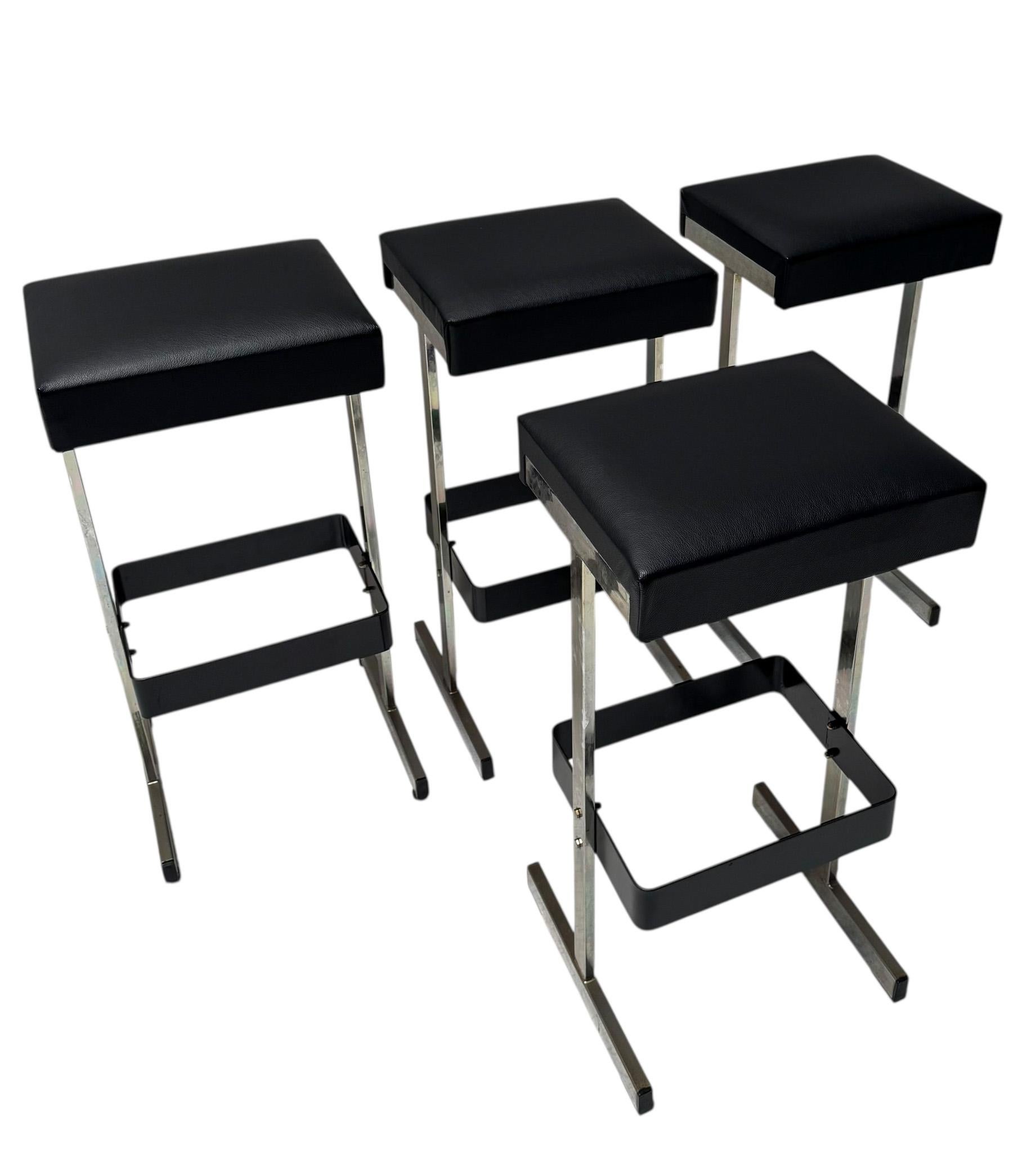 Néerlandais Four Mid-Century Modern Bar Stools with Black Leather Seats, 1970s en vente