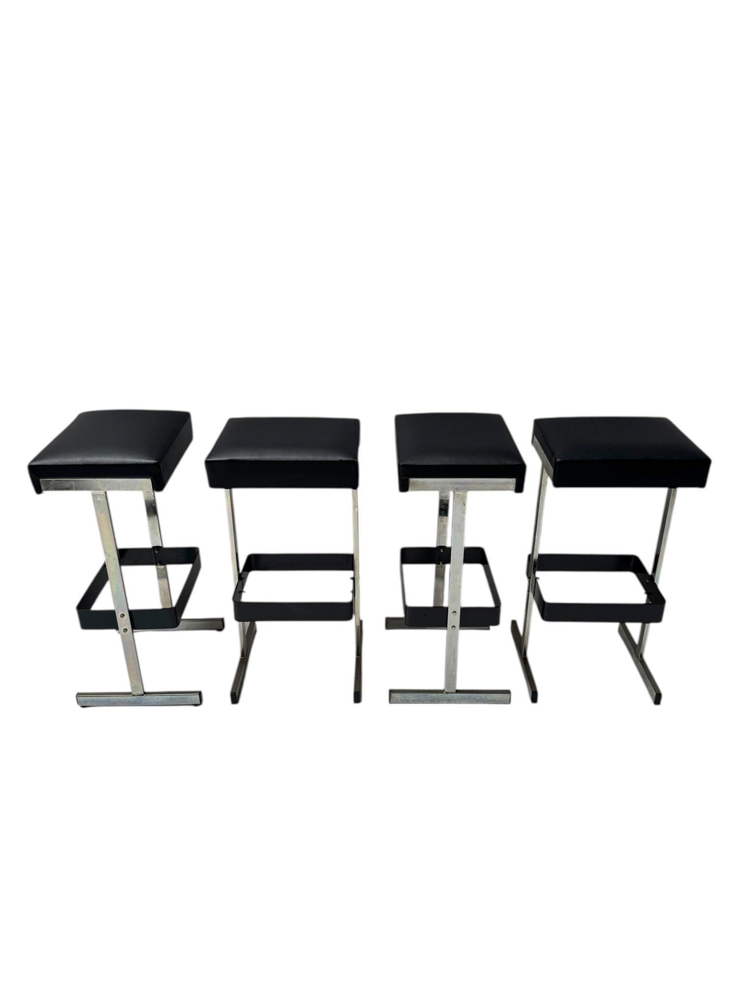 Fin du 20e siècle Four Mid-Century Modern Bar Stools with Black Leather Seats, 1970s en vente