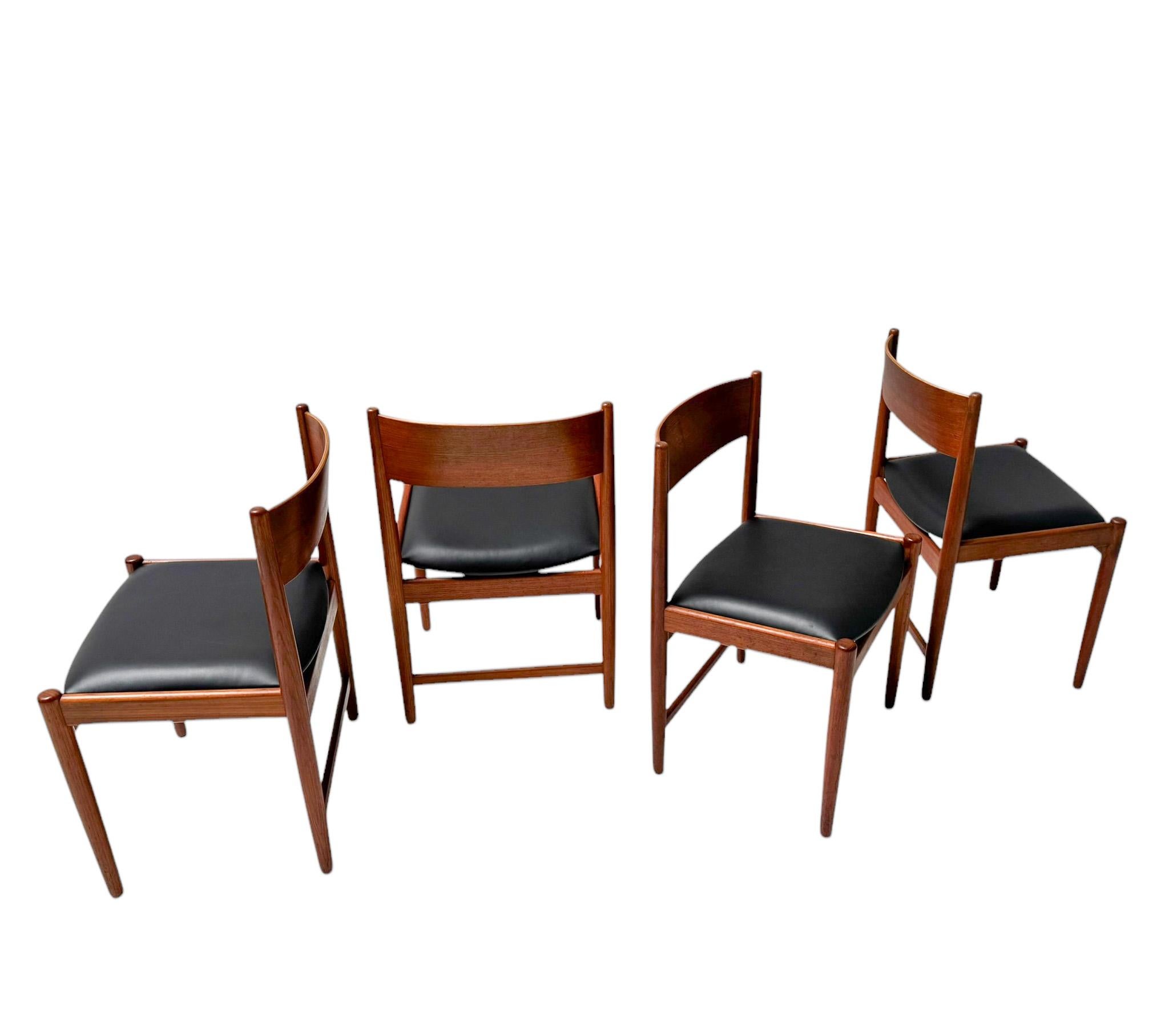 Impresionante y elegante juego de cuatro sillas de comedor Modernas de Mediados de Siglo.
Diseño de Kurt Østervig para Sibast.
Llamativo diseño danés de los años sesenta.
Los bastidores son de teca maciza y los asientos están retapizados con cuero