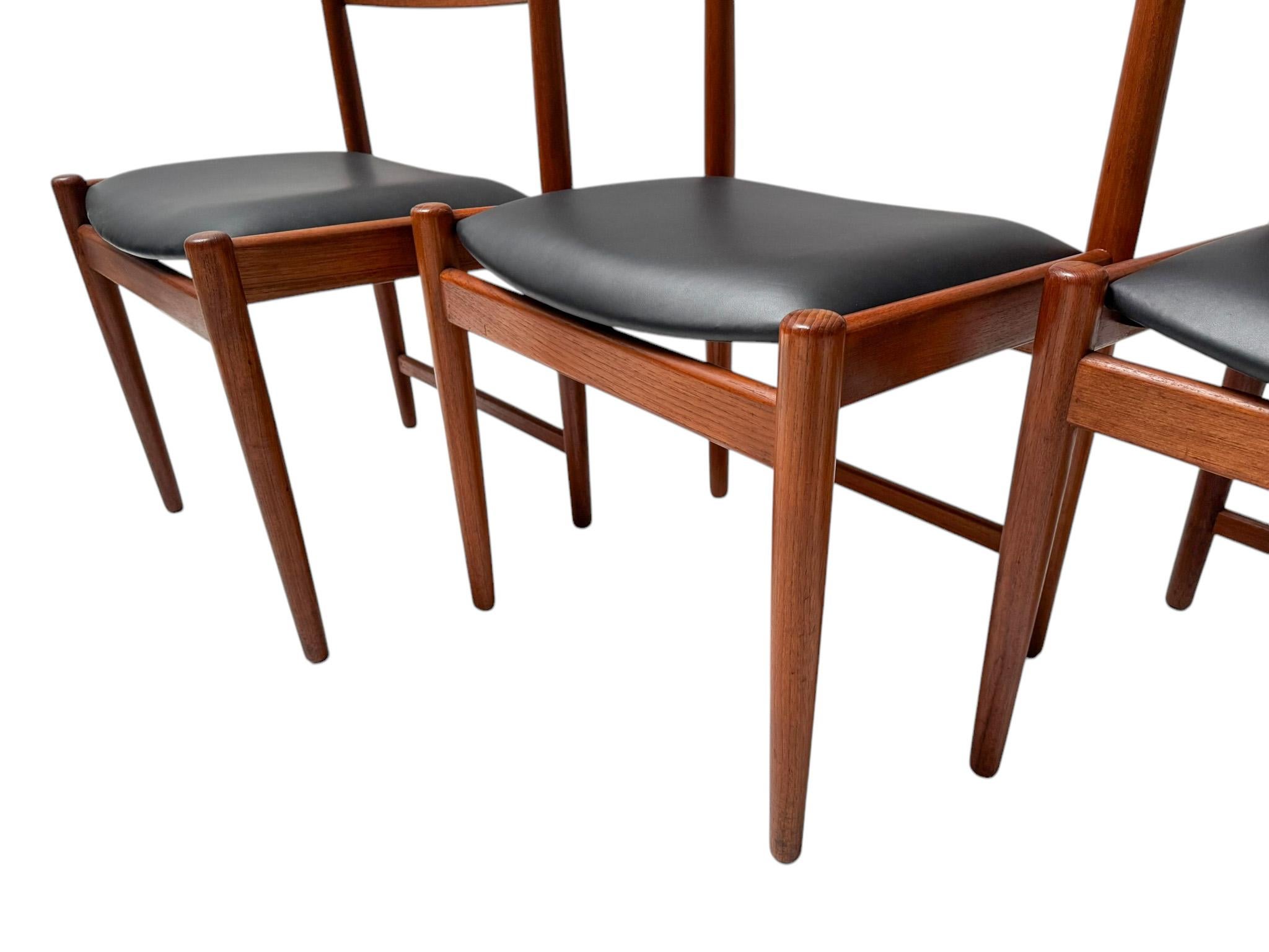 Cuatro sillas de comedor modernas de mediados de siglo de Kurt Østervig para Sibast, años 60 Cuero en venta