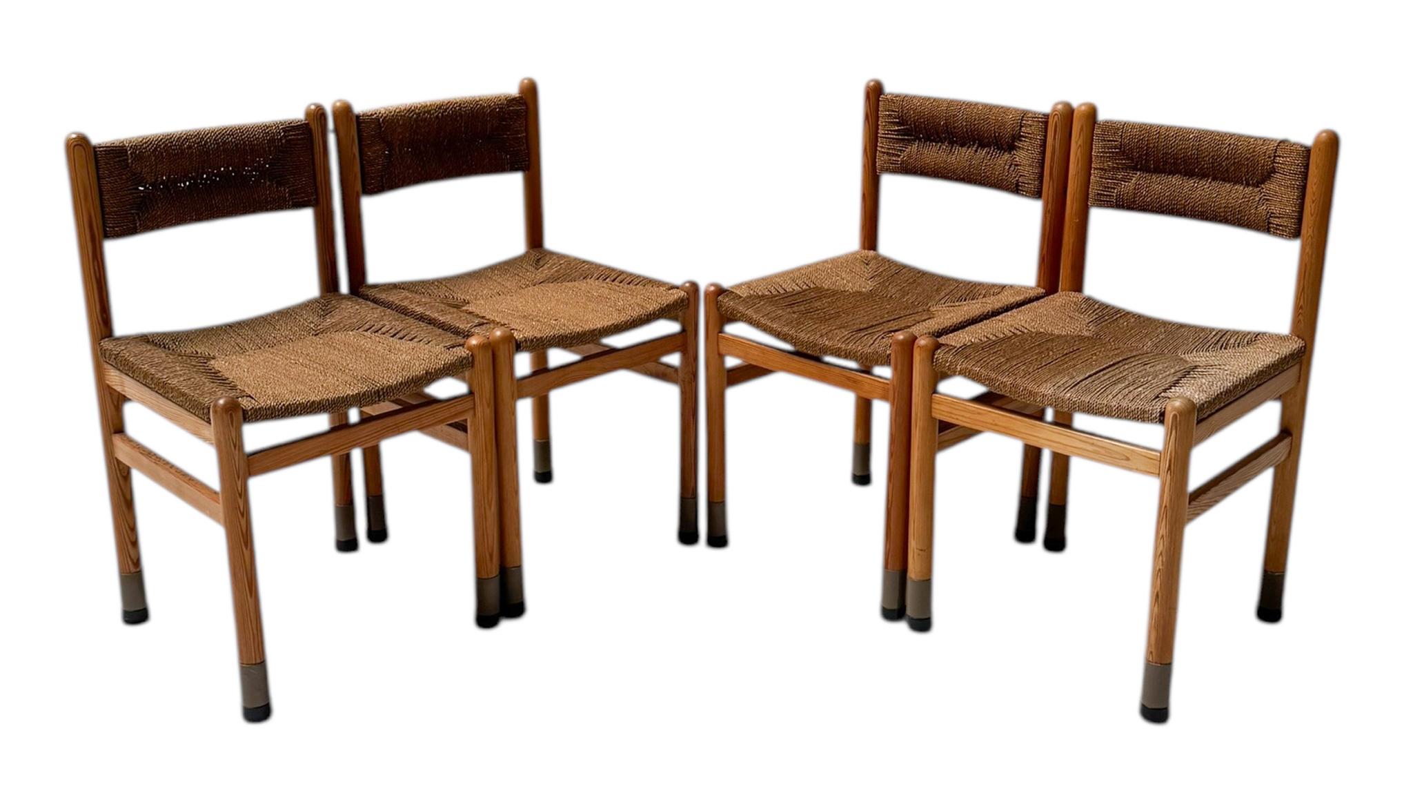 Superbe et rare ensemble de quatre chaises de salle à manger de style moderne du milieu du siècle.
Design/One dans le style de Charlotte Perriand.
Un design français saisissant des années 1950.
Châssis en pin massif avec sièges et dossiers en corde