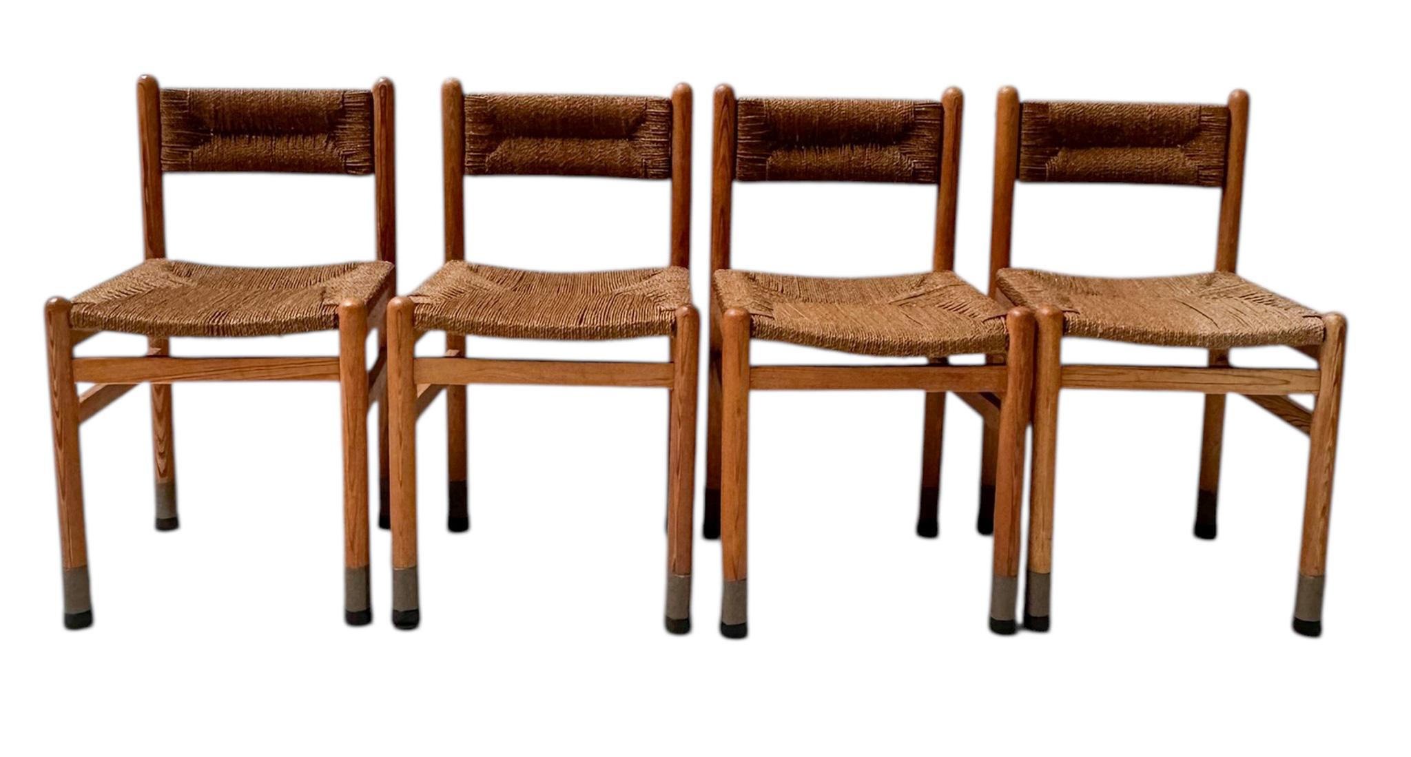 Français Quatre chaises de salle à manger modernes du milieu du siècle dans le style de Charlotte Perriand en vente