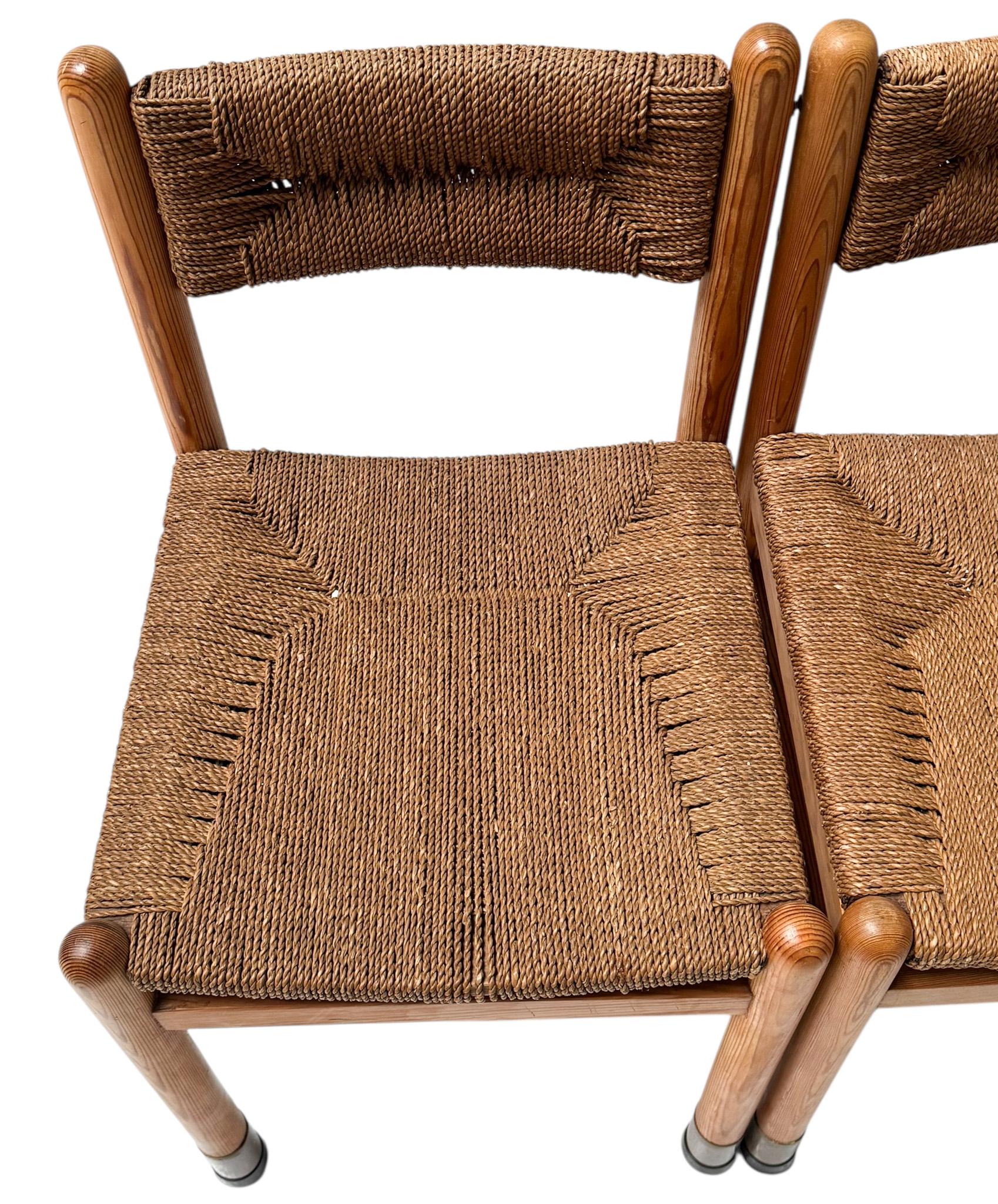 Quatre chaises de salle à manger modernes du milieu du siècle dans le style de Charlotte Perriand en vente 2