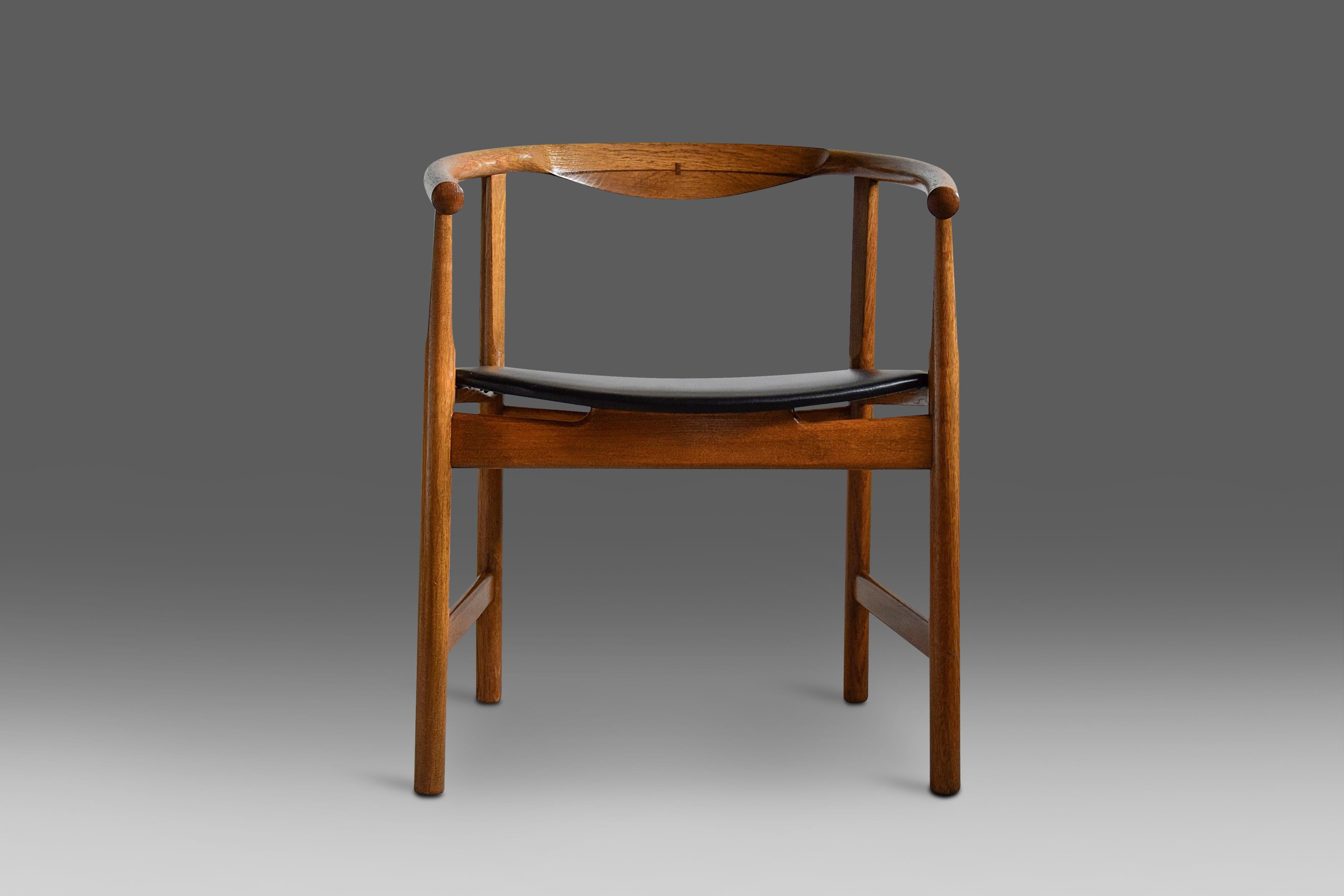 Un ensemble rare et étonnant de chaises PP 203 conçues par Hans Wegner en 1969 et produites au tout début de cette période. L'ensemble est en excellent état et, au cours des 40 dernières années, le bois de chêne a été traité à l'huile. Un ensemble