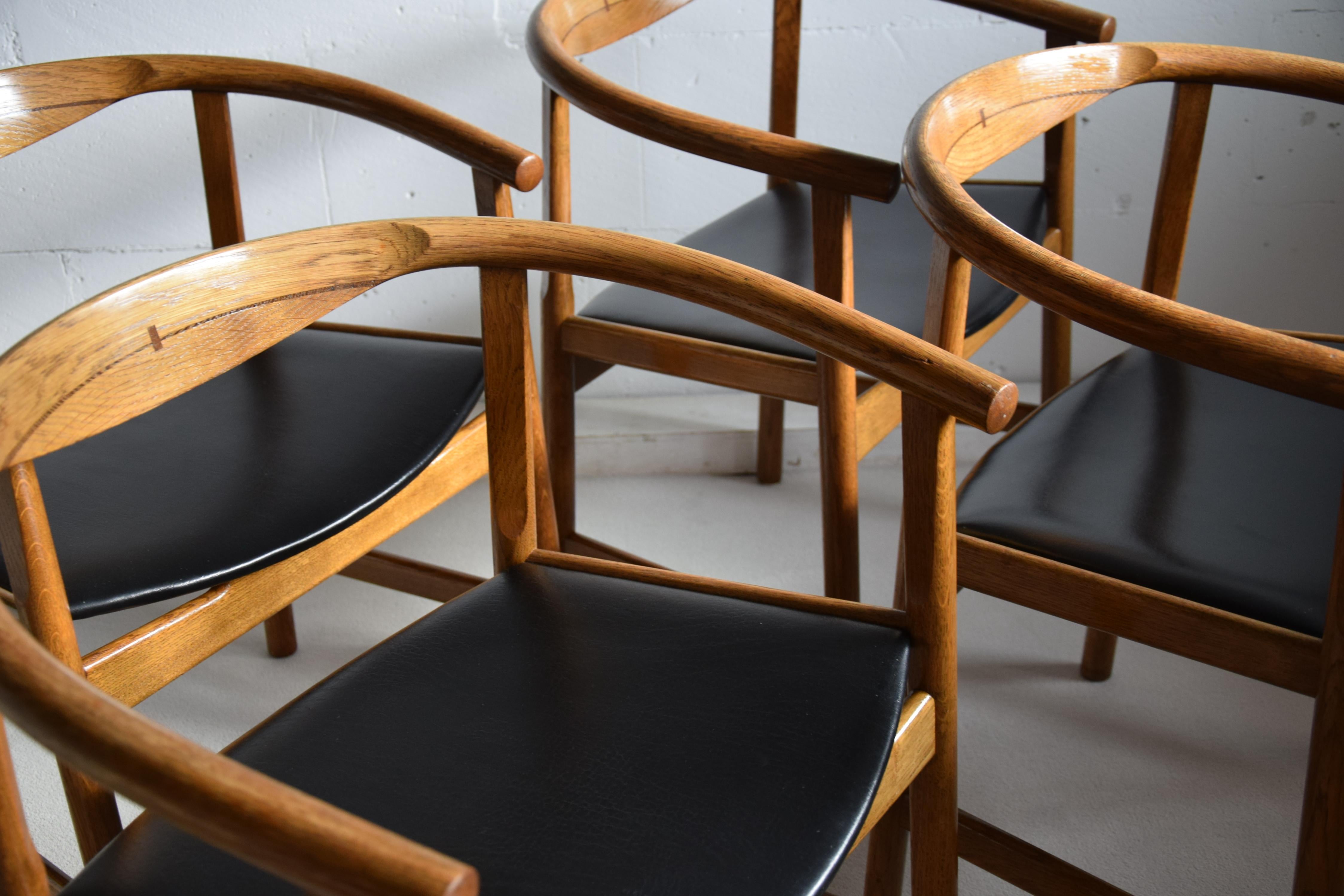 Mid-Century Modern Quatre chaises en chêne et wengé de style moderne du milieu du siècle PP 203 de Hans Wegner en vente