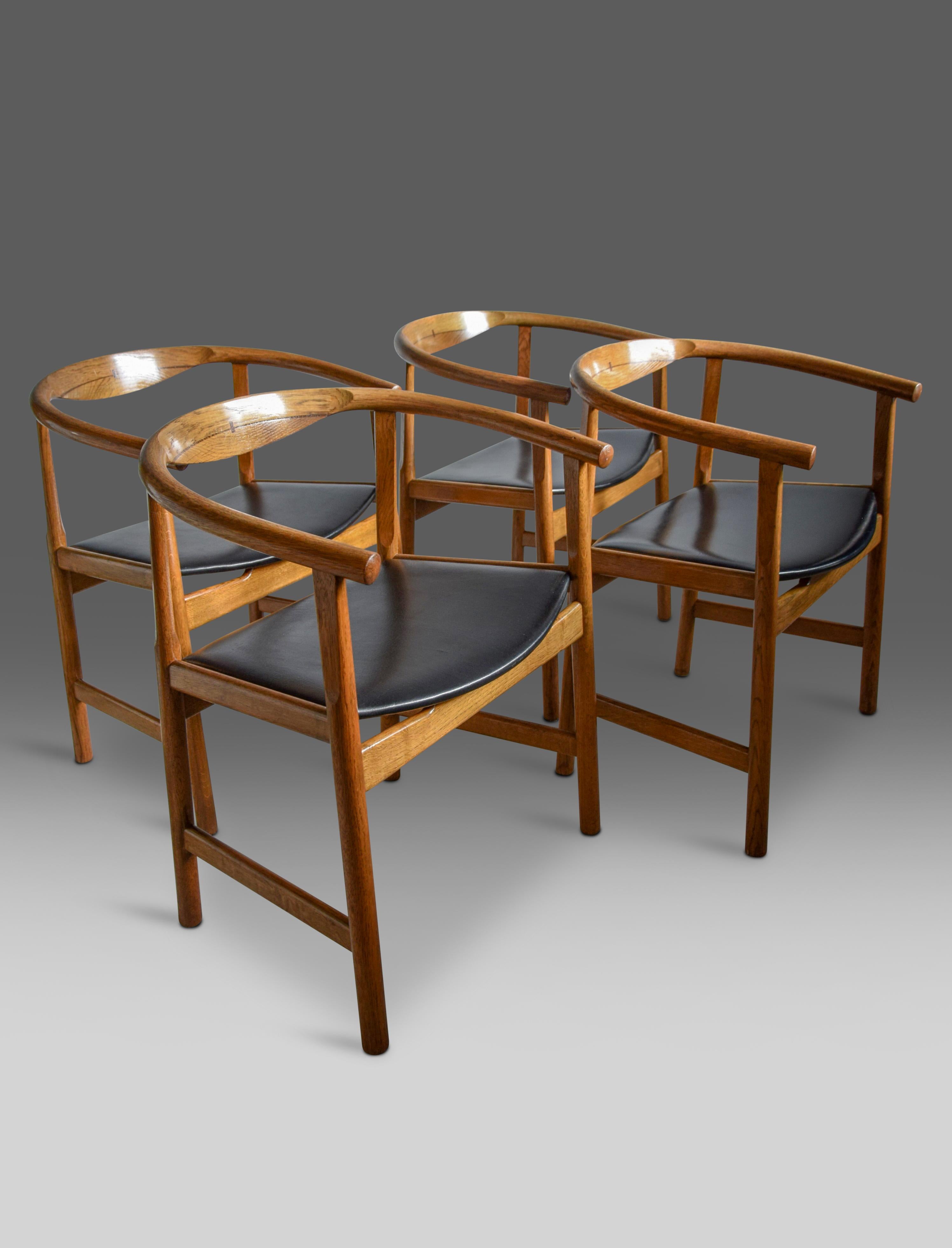 Danois Quatre chaises en chêne et wengé de style moderne du milieu du siècle PP 203 de Hans Wegner en vente