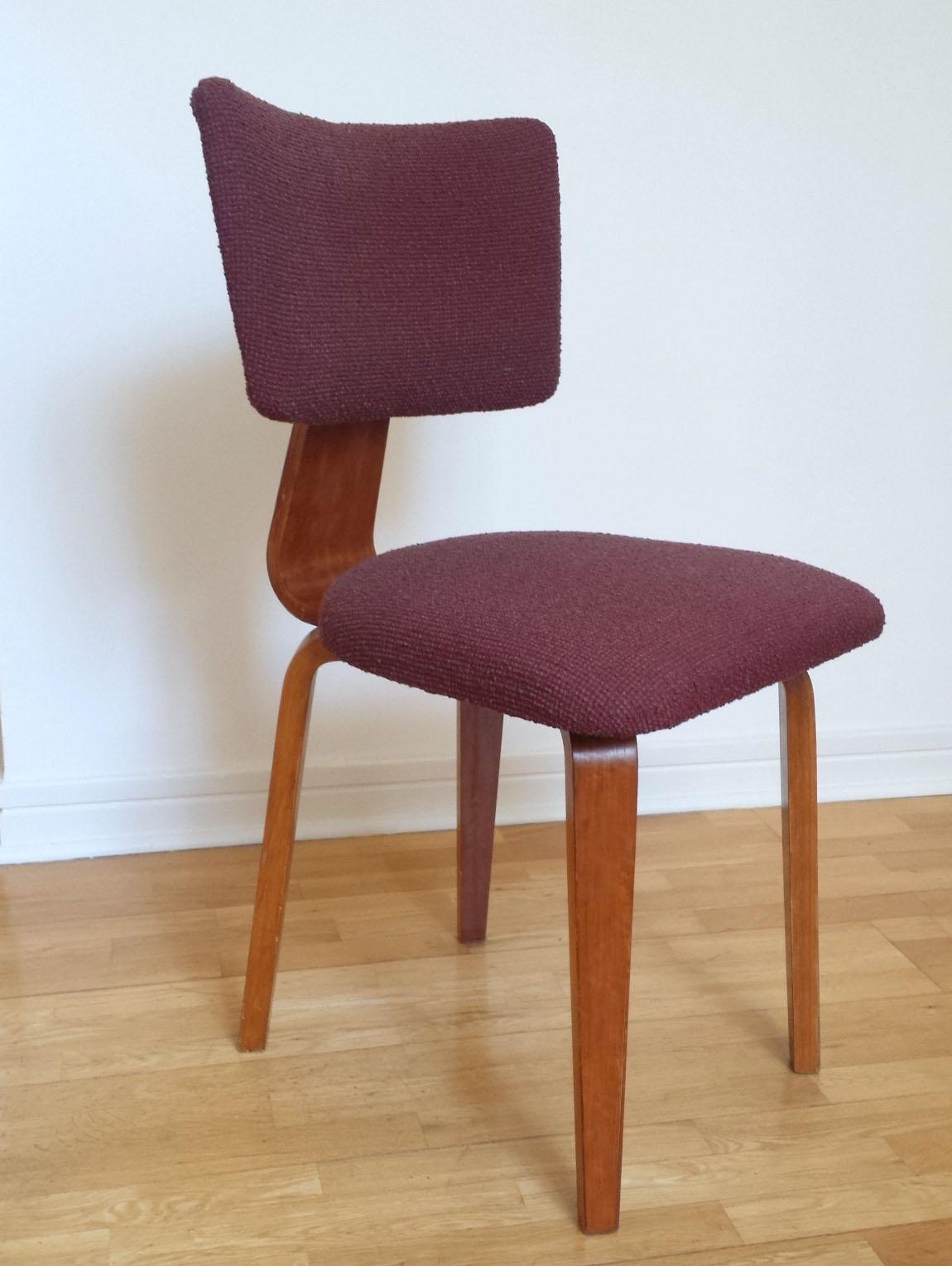 Ein Satz von vier gebogenen Stühlen aus den frühen 1950er Jahren, neu gepolstert mit dunklem auberginefarbenem Boucle-Wollstoff, entworfen von Cor Alons & J.C.Jansen 1949, hergestellt von C.den Boer's Meubelfabrieken NV / Gouda.
  