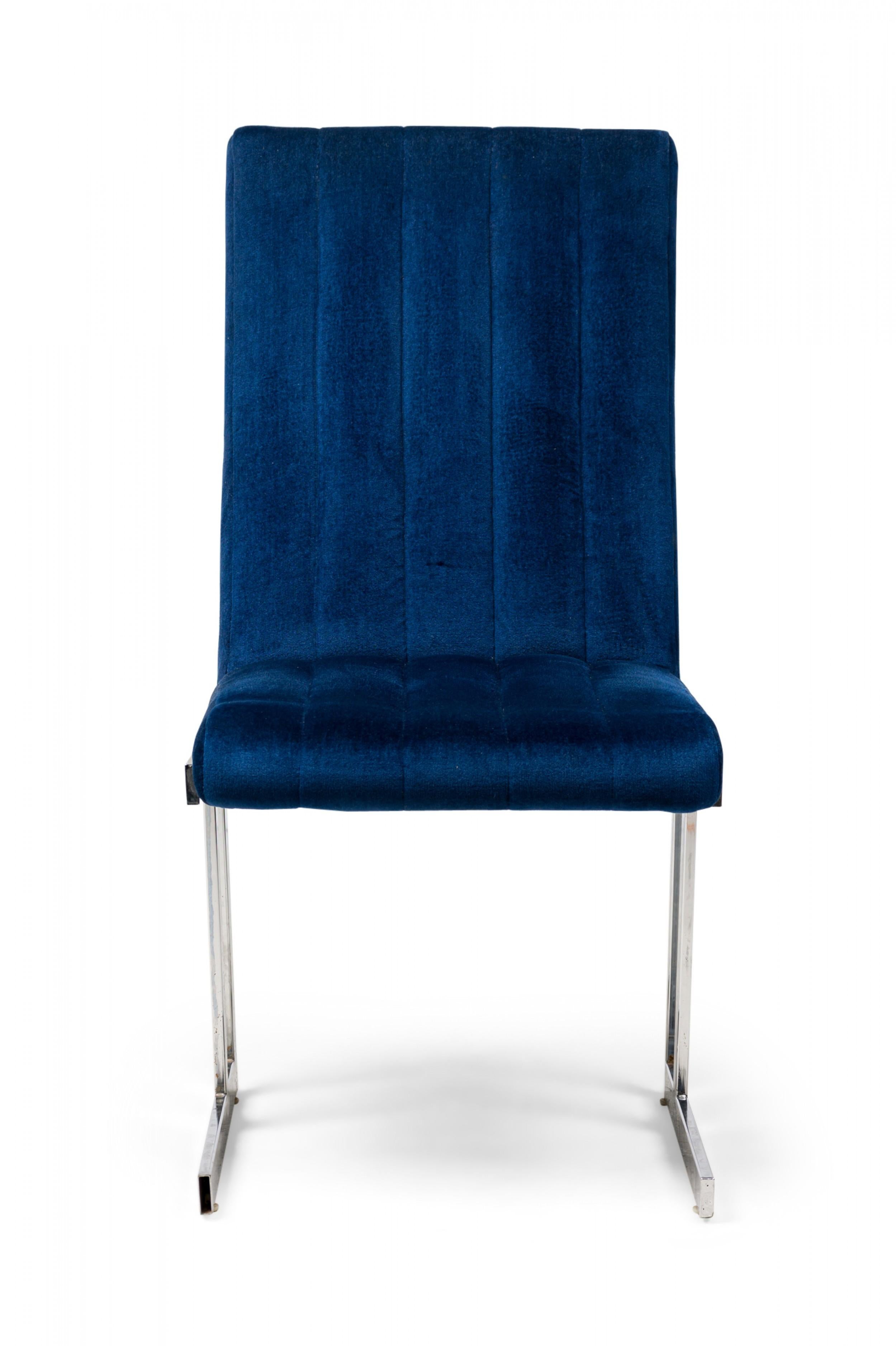 SET aus 4 Esszimmerstühlen aus der Mitte des Jahrhunderts mit poliertem Chromgestell und vertikaler königsblauer Samtpolsterung (PREIS IM SET).
