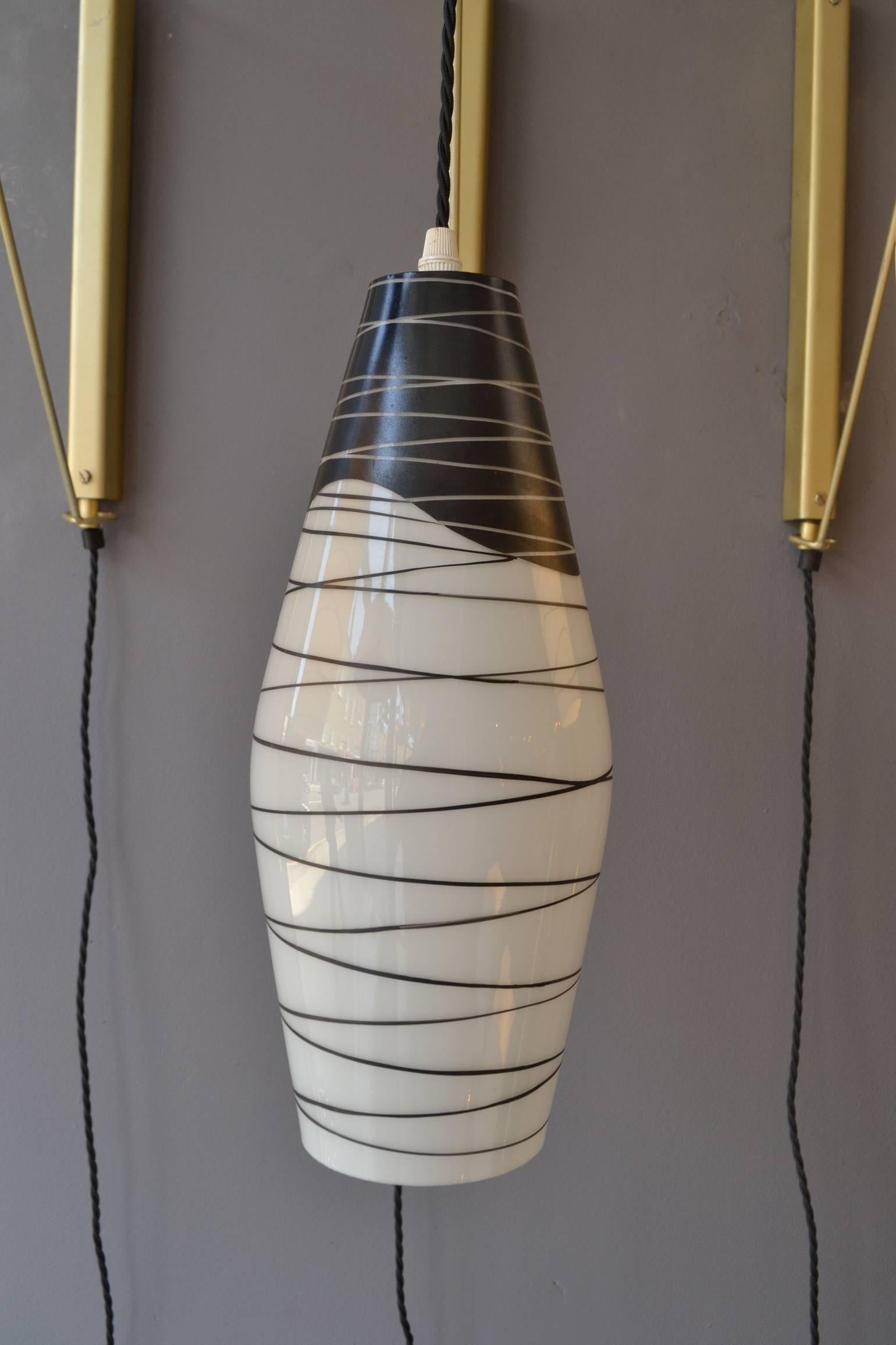 Modernist Schwarz und Weiß Hand gemalt 1950's Glas Wandlampen (Metall) im Angebot