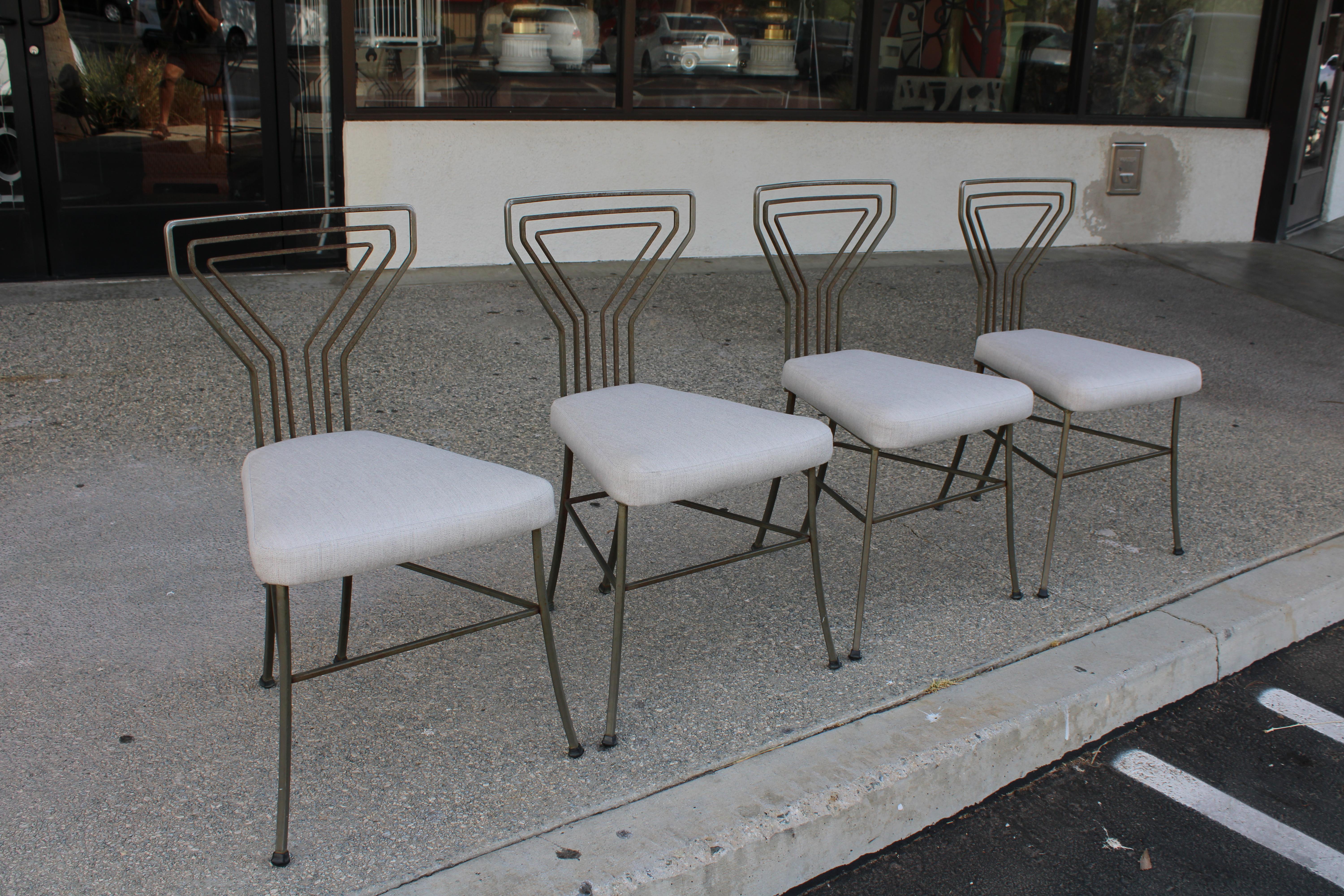 Vier Terrassenstühle aus Stahl aus der Mitte des Jahrhunderts.  Wir haben die Kissen durch einen grauen Sunbrella-Stoff ersetzt.  Jeder Stuhl ist 17,5