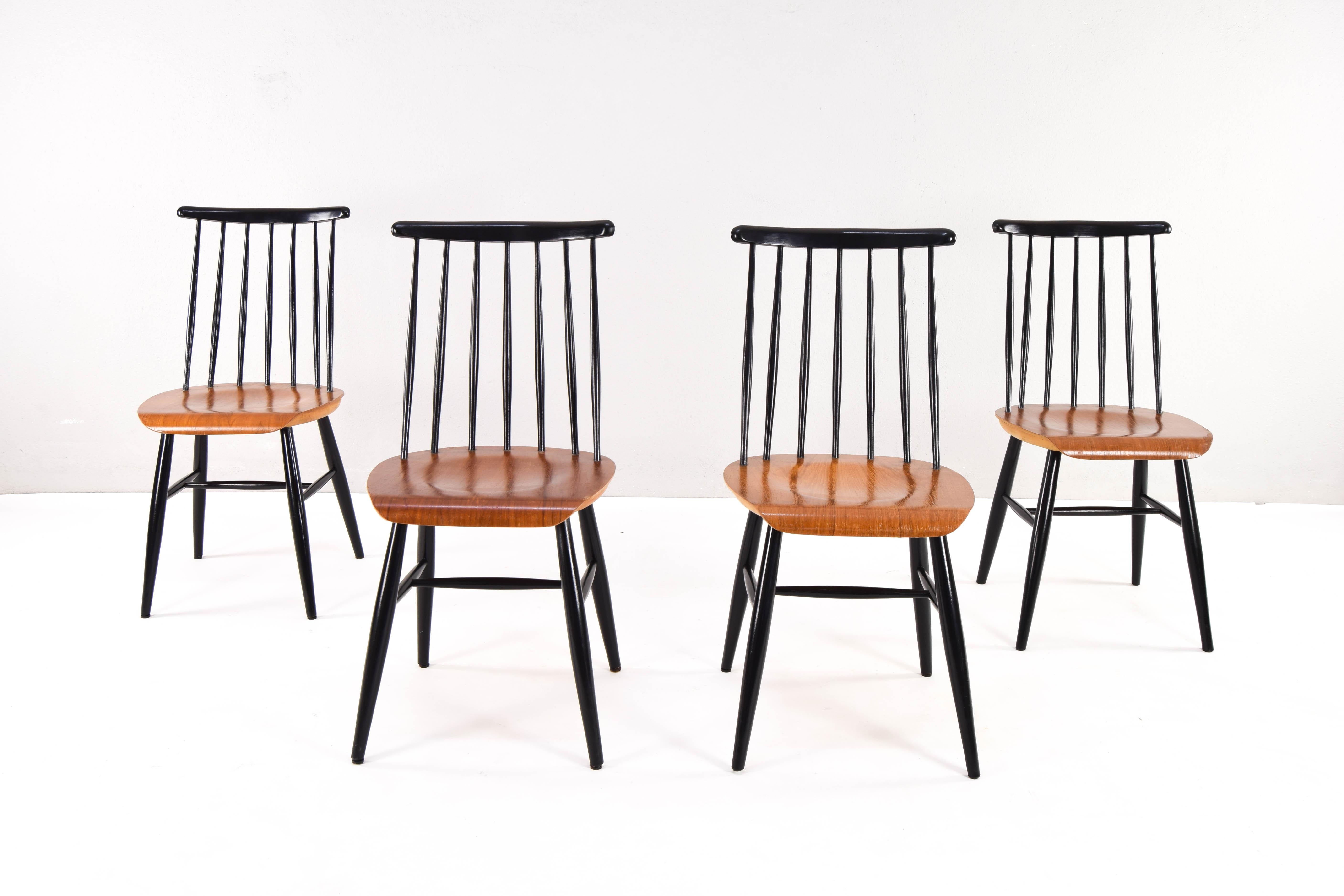 Beautiful set of Fanett dining chairs.
Designed by the renowned Finnish architect and designer Ilmari Tapiovaara in the 60's. Light, beautiful and comfortable.
Set in good condition. One of them presents an arrangement in the plating of the seat