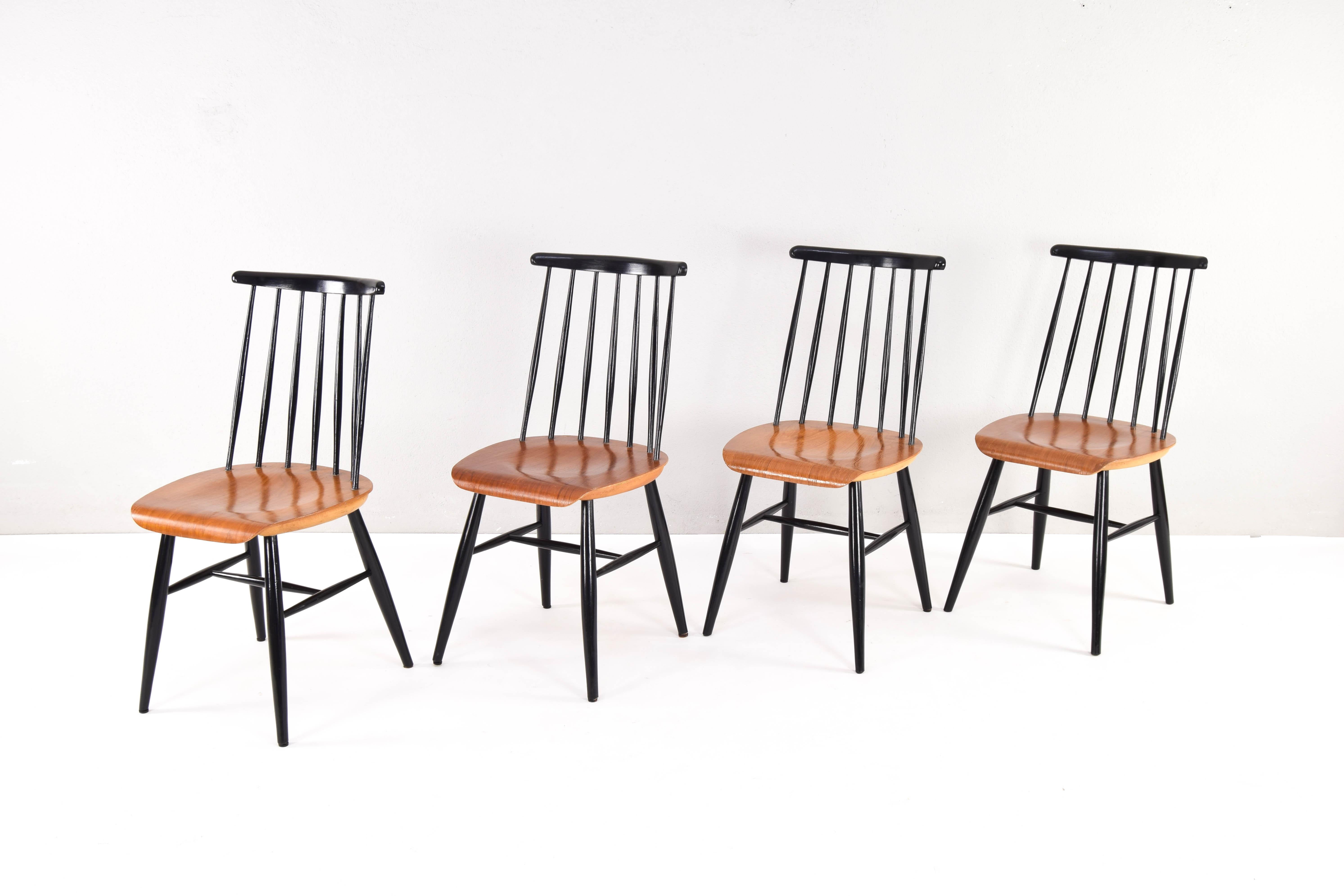 Vier skandinavische moderne Fanett-Esszimmerstühle von Ilmari Tapiovaara aus der Mitte des Jahrhunderts (Skandinavische Moderne) im Angebot