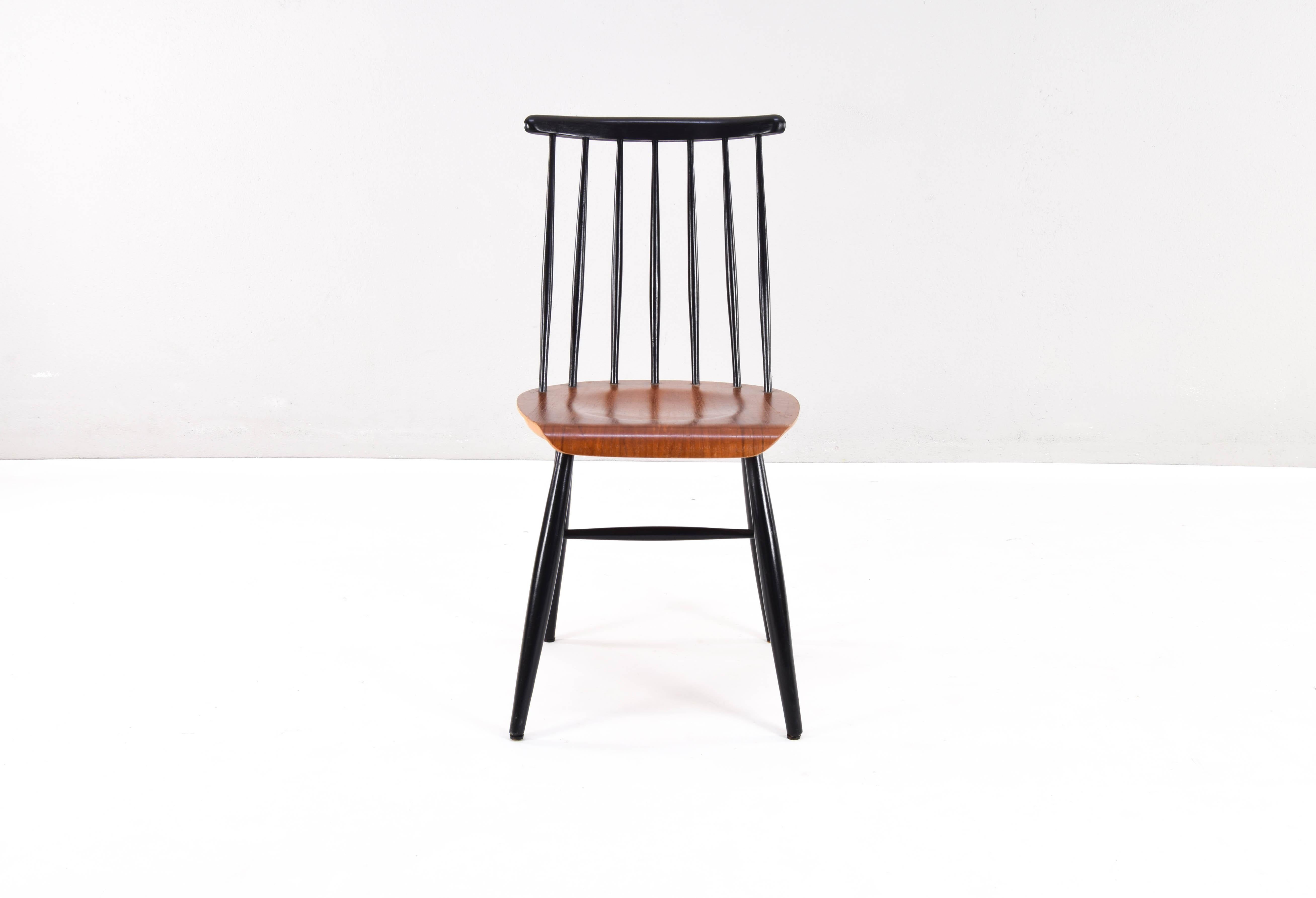 Mid-20th Century Four Mid Century Scandinavian Modern Fanett Dining Chairs by Ilmari Tapiovaara For Sale