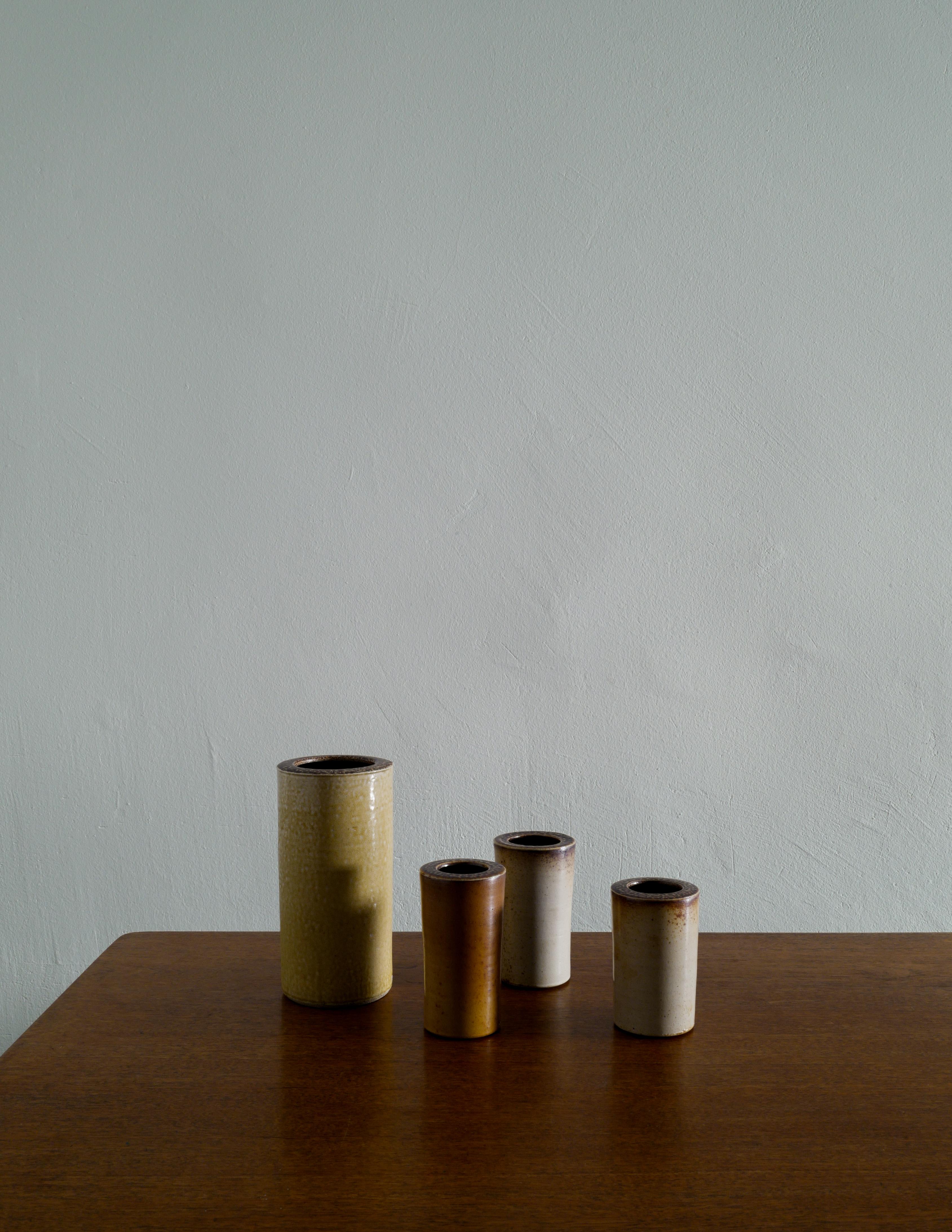 Rare ensemble de quatre vases en céramique du milieu du siècle dernier, produits dans les années 1940 par Wallåkra, en Suède. En bonne condition vintage et originale avec des signes minimes d'âge et d'utilisation. Tous signés. 

Dimensions :