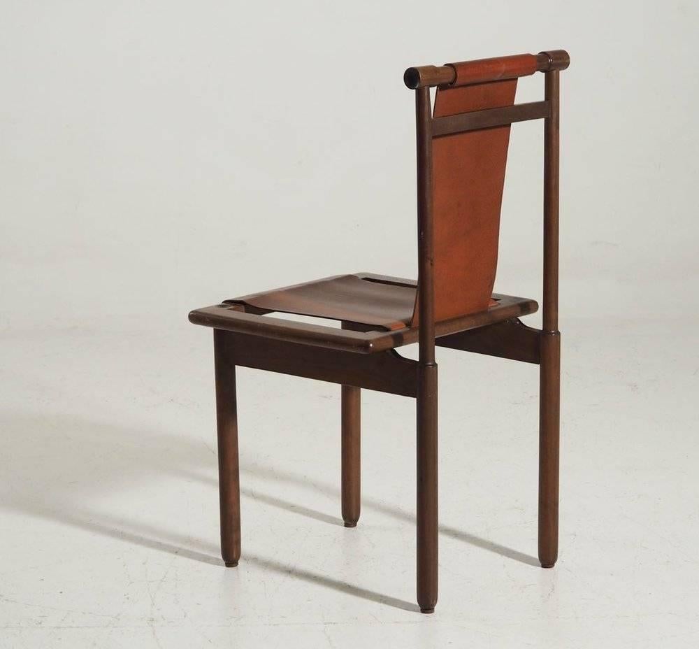 Mid-Century Modern Quatre chaises du milieu du siècle, françaises ou italiennes, en noyer en vente
