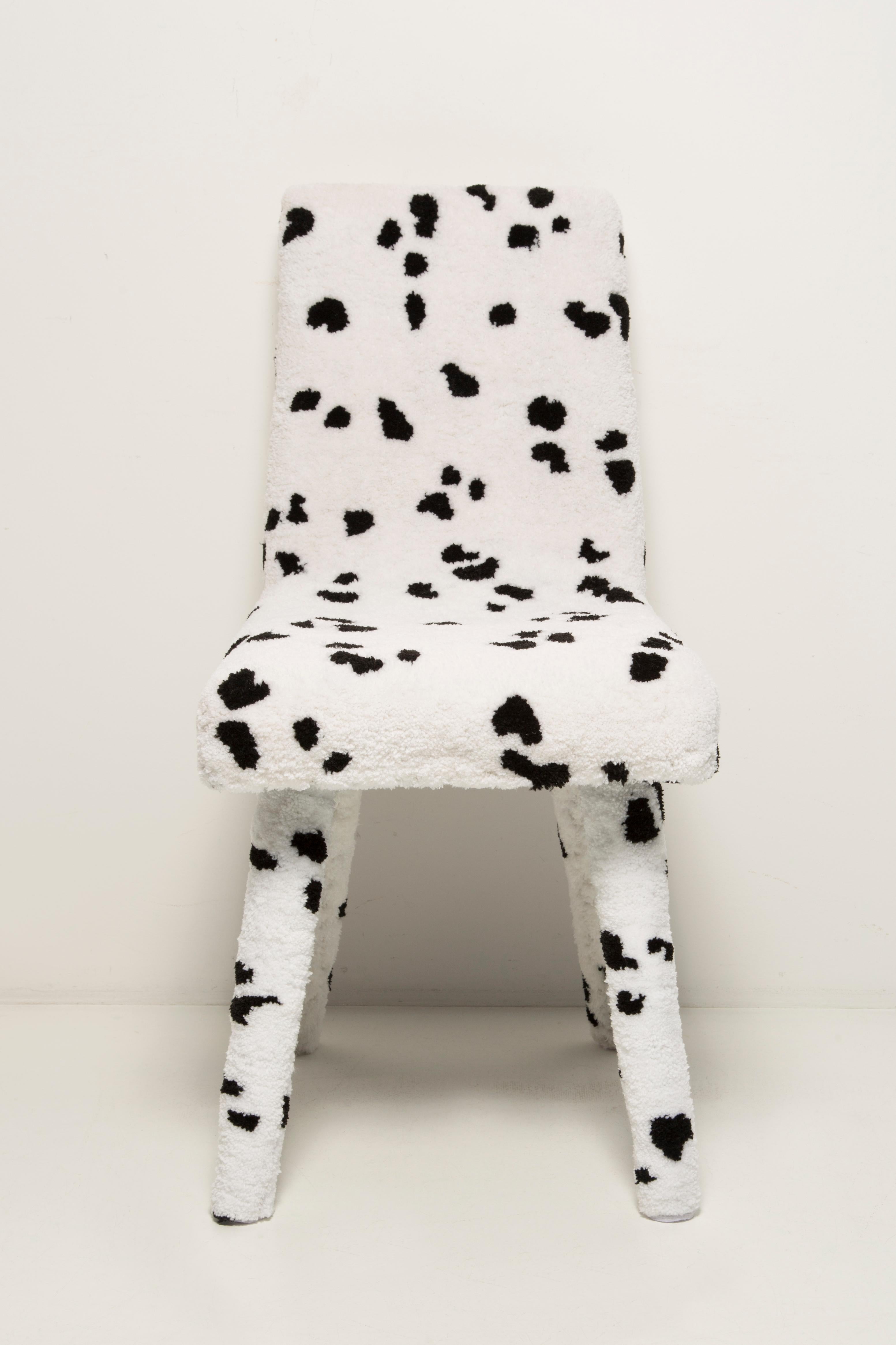Fait main Quatre chaises Rajmund Halas du milieu du siècle en laine Dalmatian Cruella touffetée à la main, années 1960 en vente