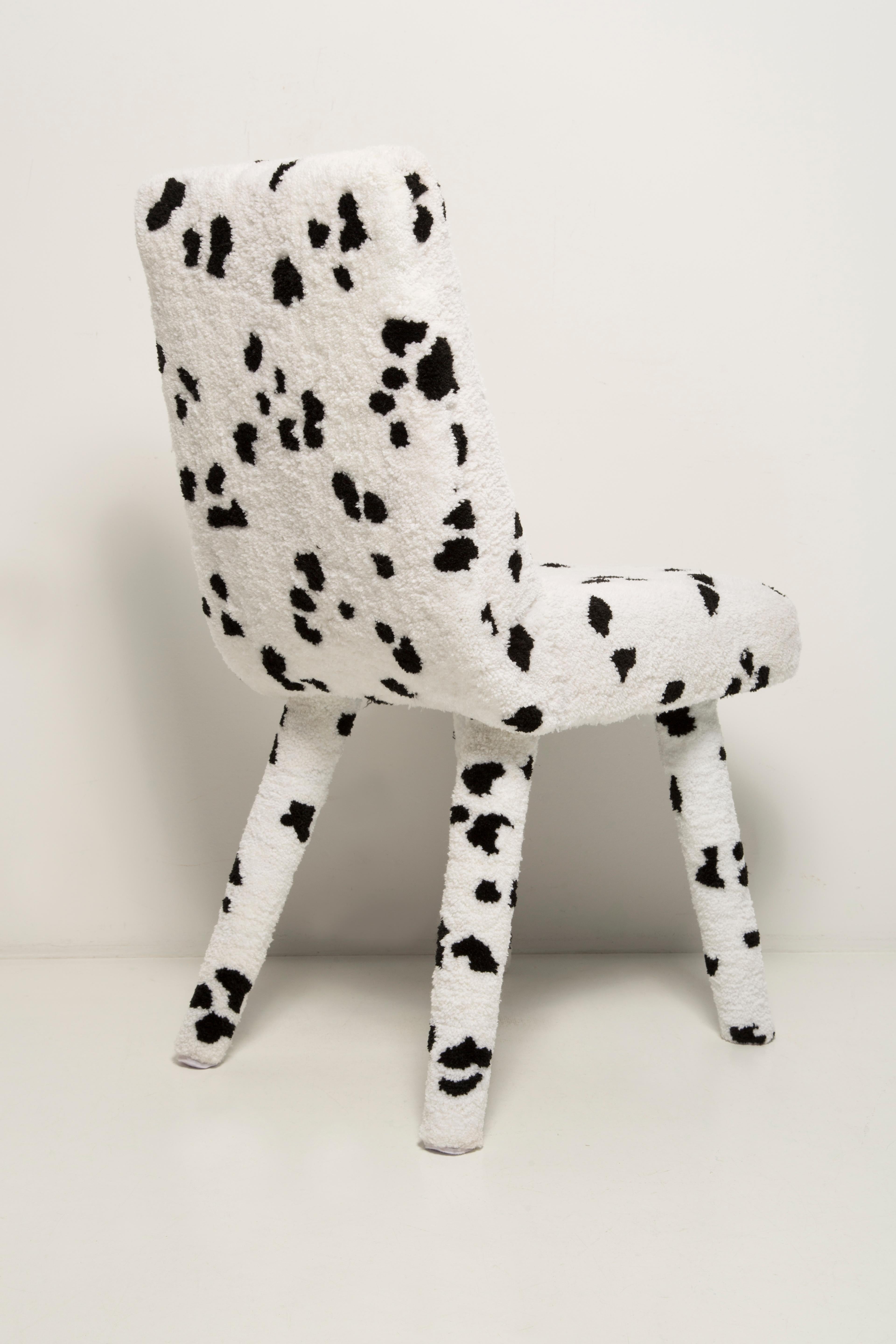 20ième siècle Quatre chaises Rajmund Halas du milieu du siècle en laine Dalmatian Cruella touffetée à la main, années 1960 en vente