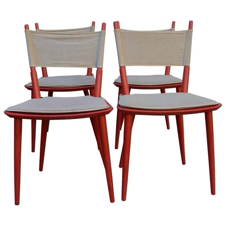 Mid-Century Modern Jorgen Baekmark Esszimmerstühle, Satz von vier. Diese seltenen Stühle sind das Originalmodell des Beistellstuhls J108, der in den 1950er Jahren von Jorgen Baekmark für FDB Møbler entworfen wurde. Der Stuhl hat ein rot lackiertes