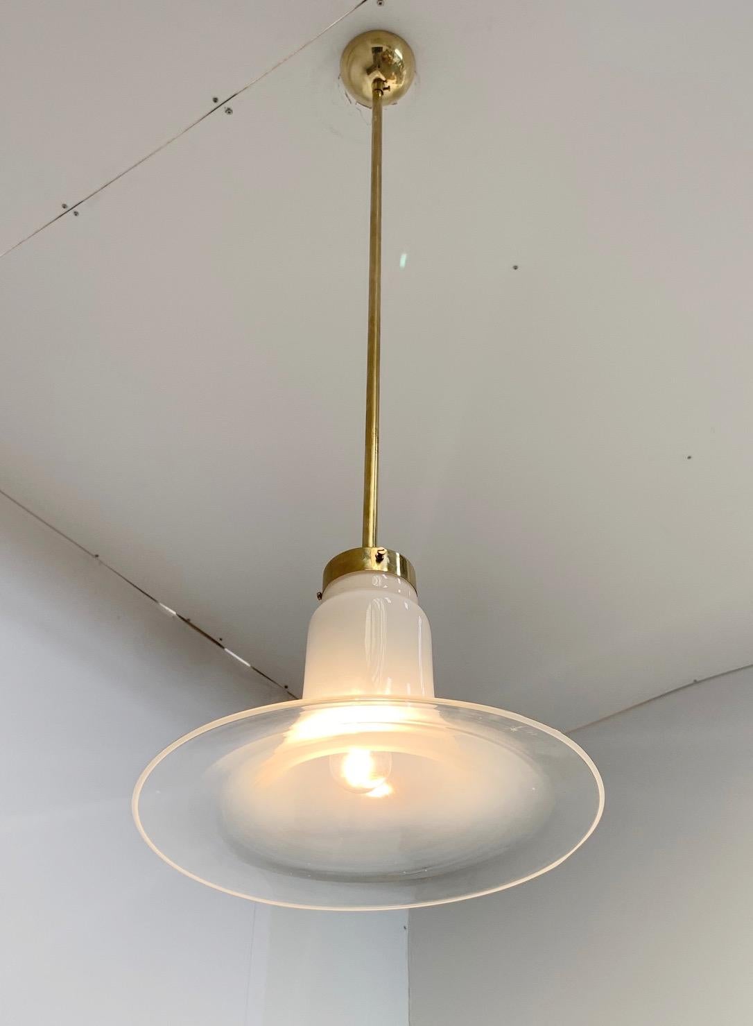 Mid-Century Modern Lampe à suspension de Murano laiteuse - 3 disponibles en vente