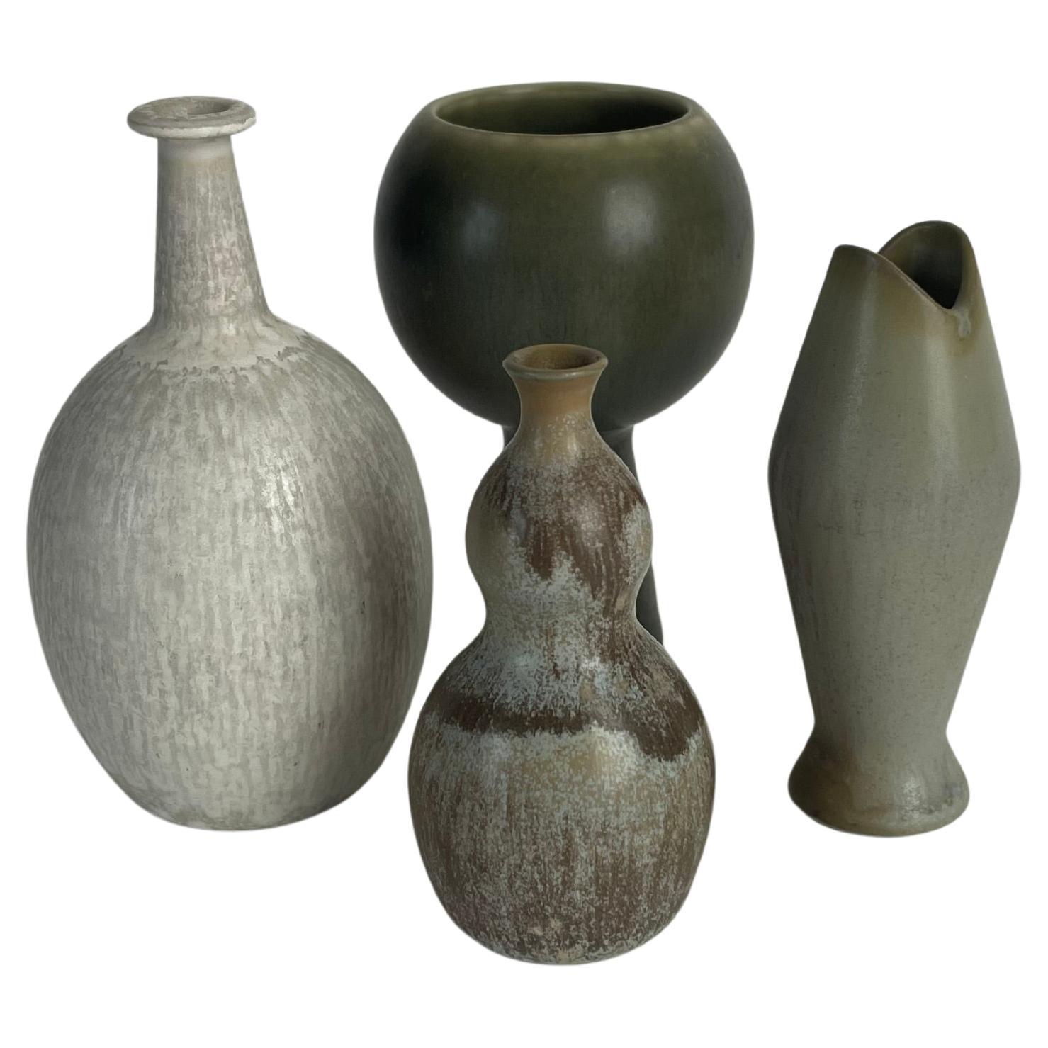 
Quattro vasi in miniatura di Gunnar Nylund per Rörstrand - anni '50-'60

Un bellissimo set di quattro vasi in miniatura in gres del designer svedese Gunnar Nylund (1904-1997) per Rörstrand, uno dei più rinomati produttori di ceramiche svedesi. Ogni
