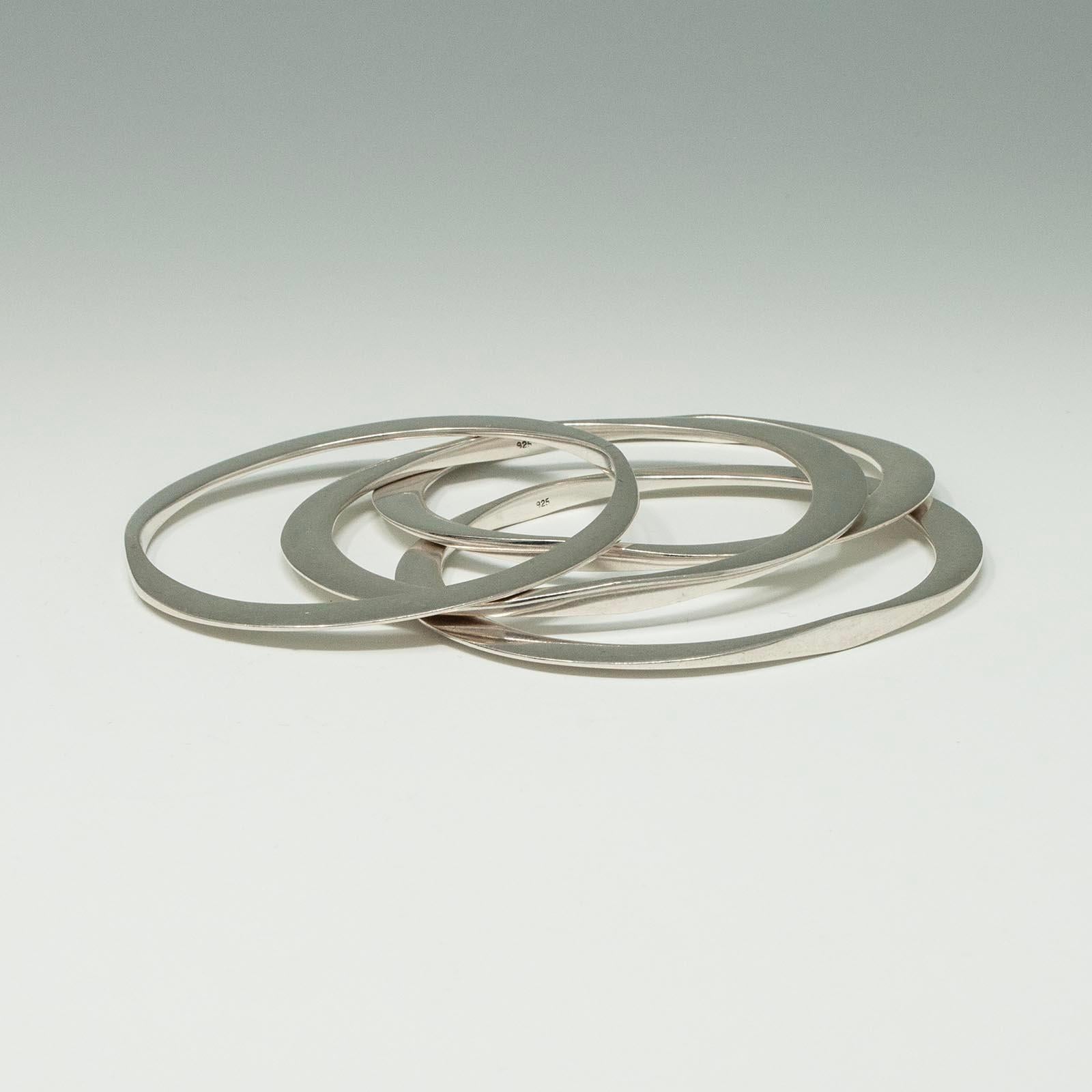 Quattro moderni braccialetti ovali in argento

Questi quattro braccialetti d'argento fatti a mano hanno una forma ovale appiattita e sono contrassegnati dal marchio 925.
Il diametro interno è di 2-5/8 pollici e il peso è di 22 grammi ciascuno.



