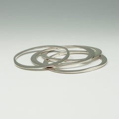Quattro moderni braccialetti ovali in argento