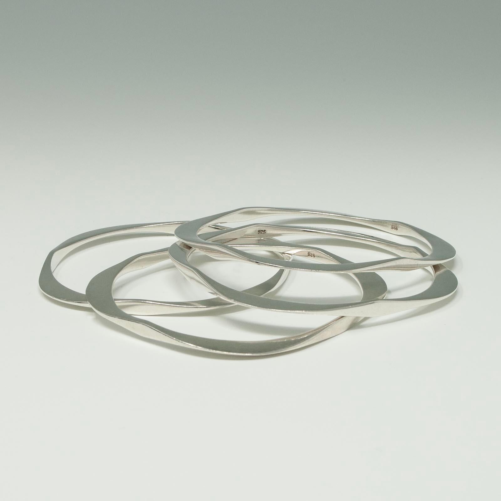 Artigiano Quattro braccialetti moderni a forma di quadrato in argento in vendita