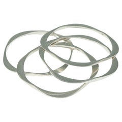 Quatre bracelets modernes en argent quadrillé