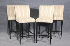 Quatre tabourets modernes