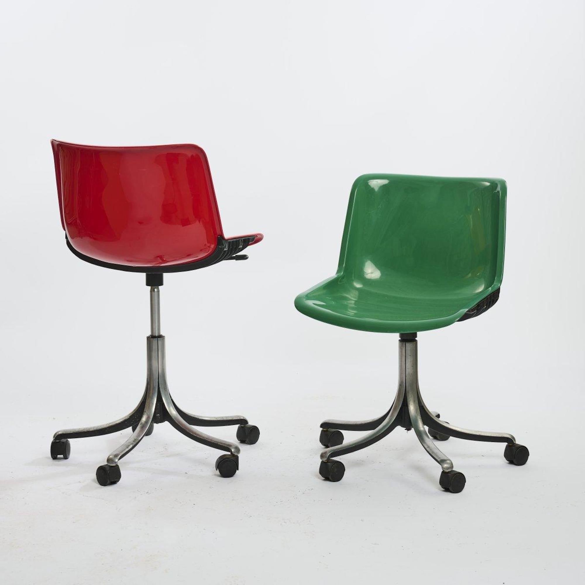Four Modus work chairs made by Centro Progetti Tecno, 1972.

H. 75-88.5 x 48-56.5 x 52-53.5 cm.

Made by Tecno, Milan, 1978/1988.

Plastic, red, black, white and green, cast aluminum, partially painted, textile cover, black.

Marked: Manufacturer's