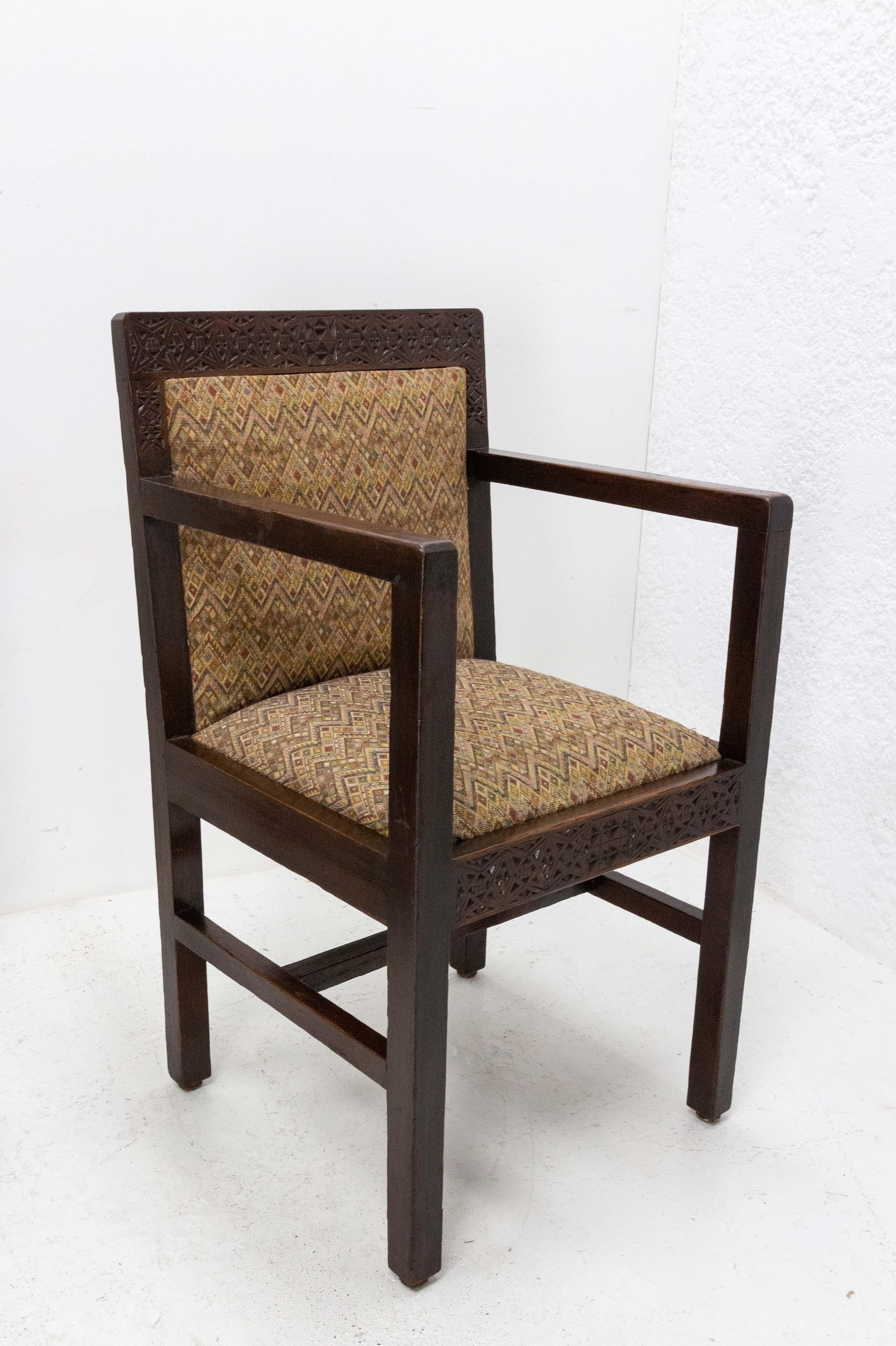 Art déco Quatre fauteuils marocains Art Déco en pin sculpté datant d'environ 1930 en vente