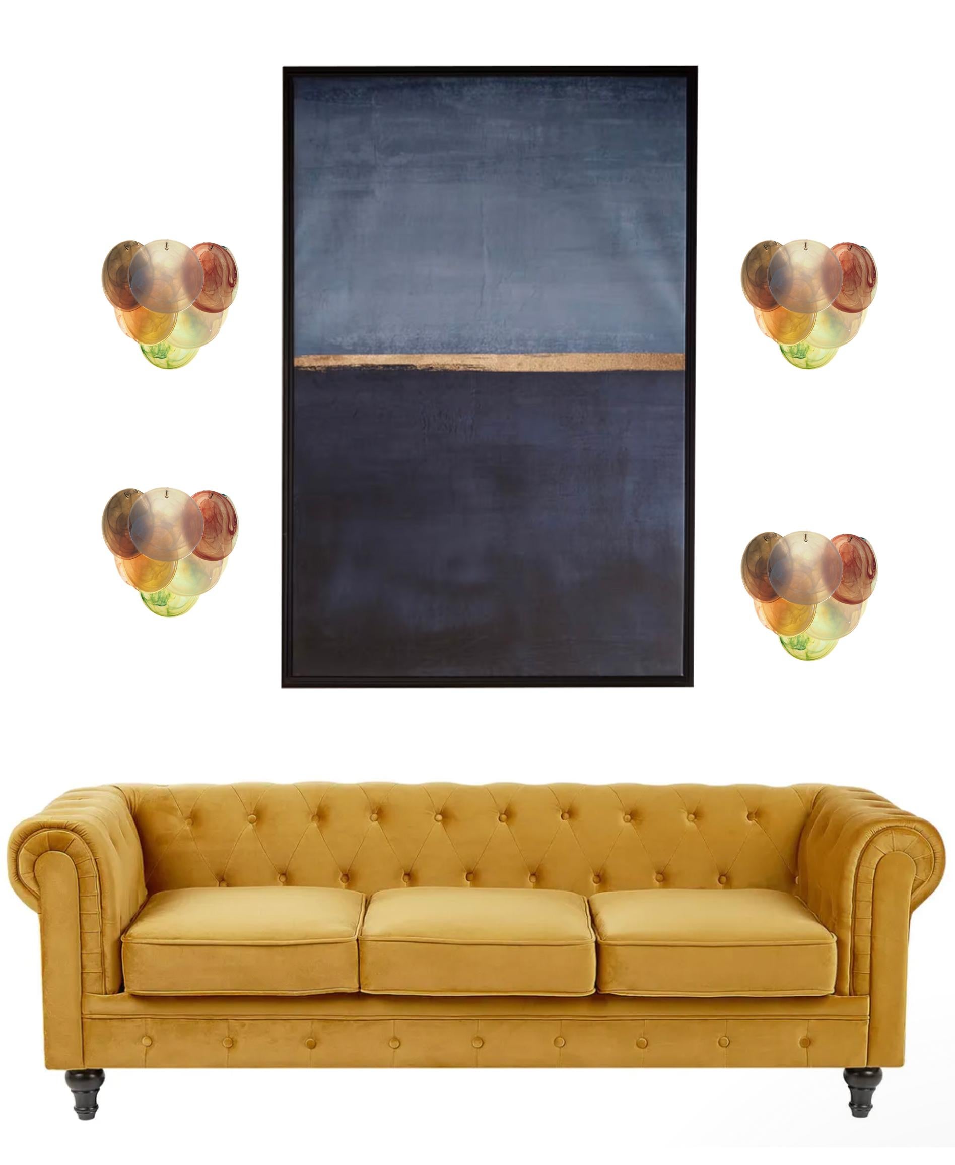 Coppia di applique vintage di Murano in stile Vistosi. Le applique hanno 10 vetri iridescenti multicolore in alabastro per ciascuna. Nickel metal frame.
Periodo: fine del XX secolo
Dimensioni: 28 cm di altezza; 34 cm di larghezza; 18 cm di