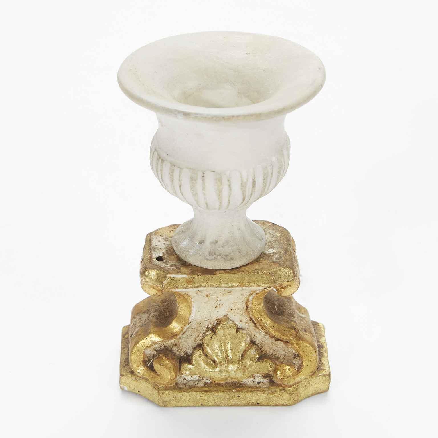 Four Neoclassical Italian Biscuit Vases on Giltwood Bases Table Decorations For Sale 2