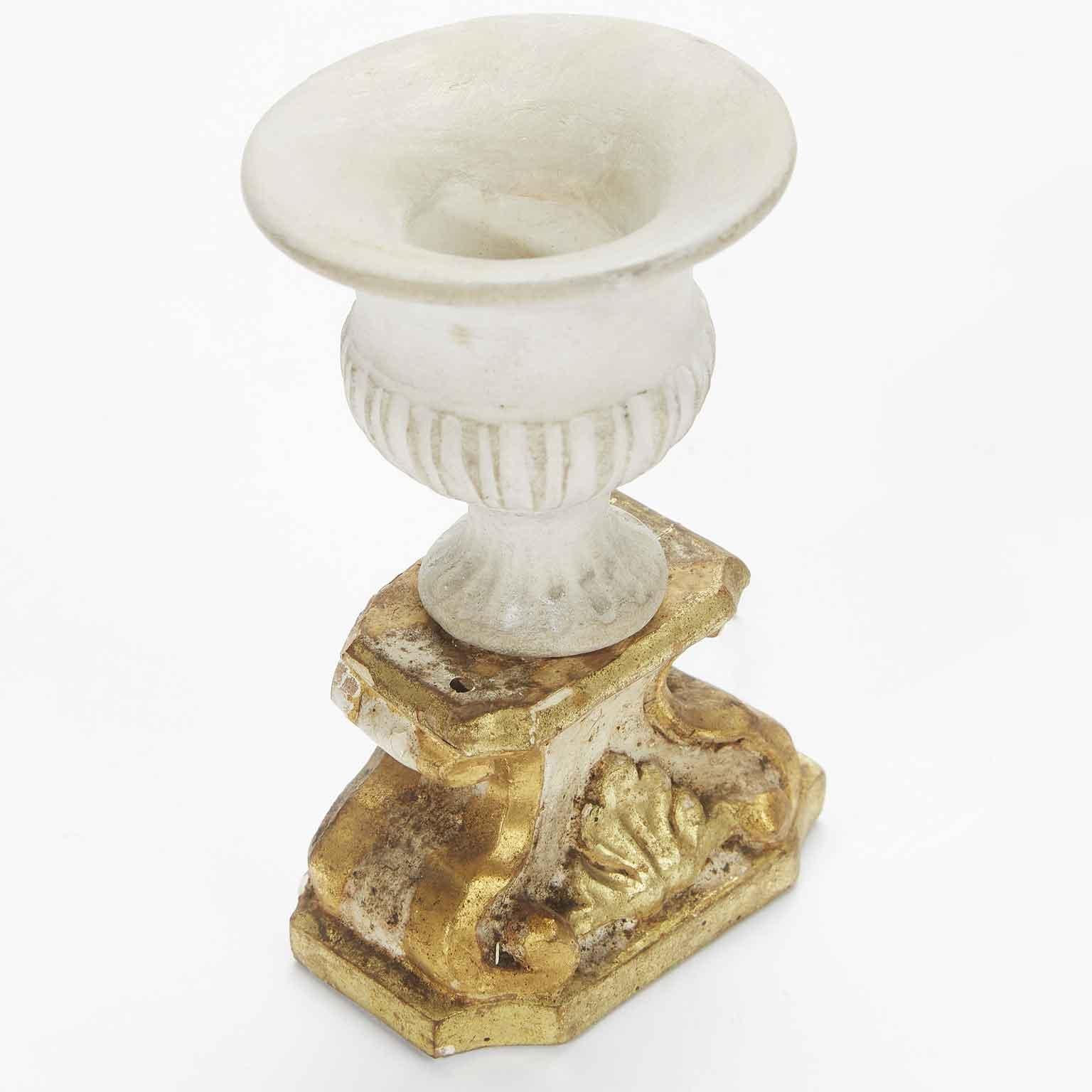 Quatre vases biscuit italiens néoclassiques de style néoclassique sur socle en bois doré décoration de table en vente 1