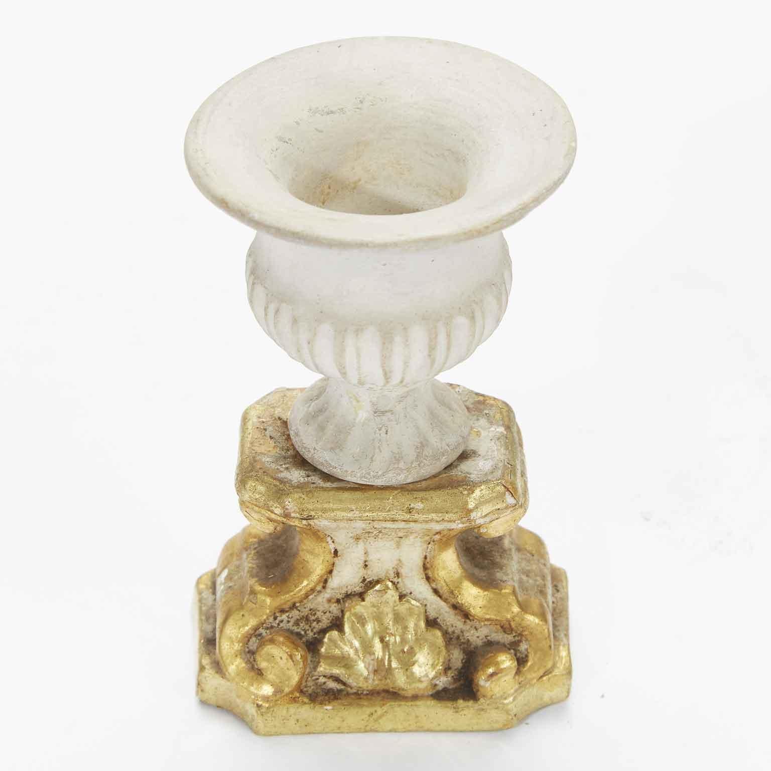 Set di Quattro Vasi Medicei Neoclassici Decorazioni Da Tavola Italiane Fine 1700 For Sale 2