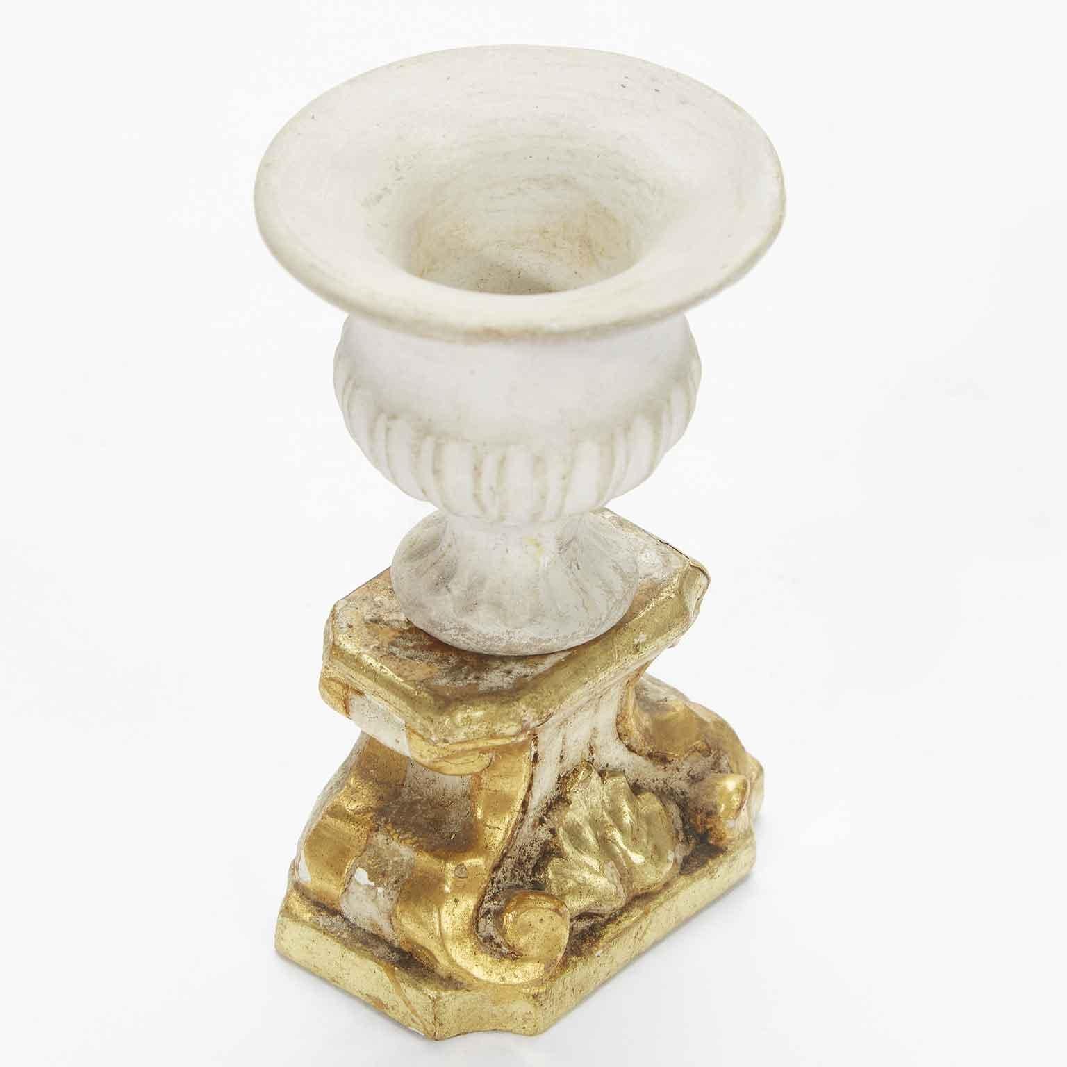 Quatre vases biscuit italiens néoclassiques de style néoclassique sur socle en bois doré décoration de table en vente 3