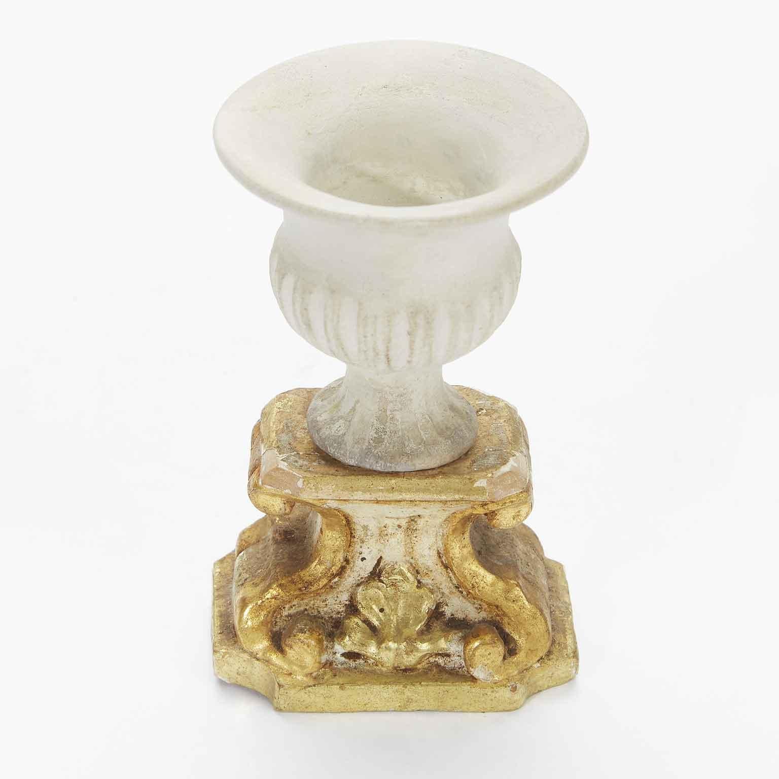 Four Neoclassical Italian Biscuit Vases on Giltwood Bases Table Decorations For Sale 6