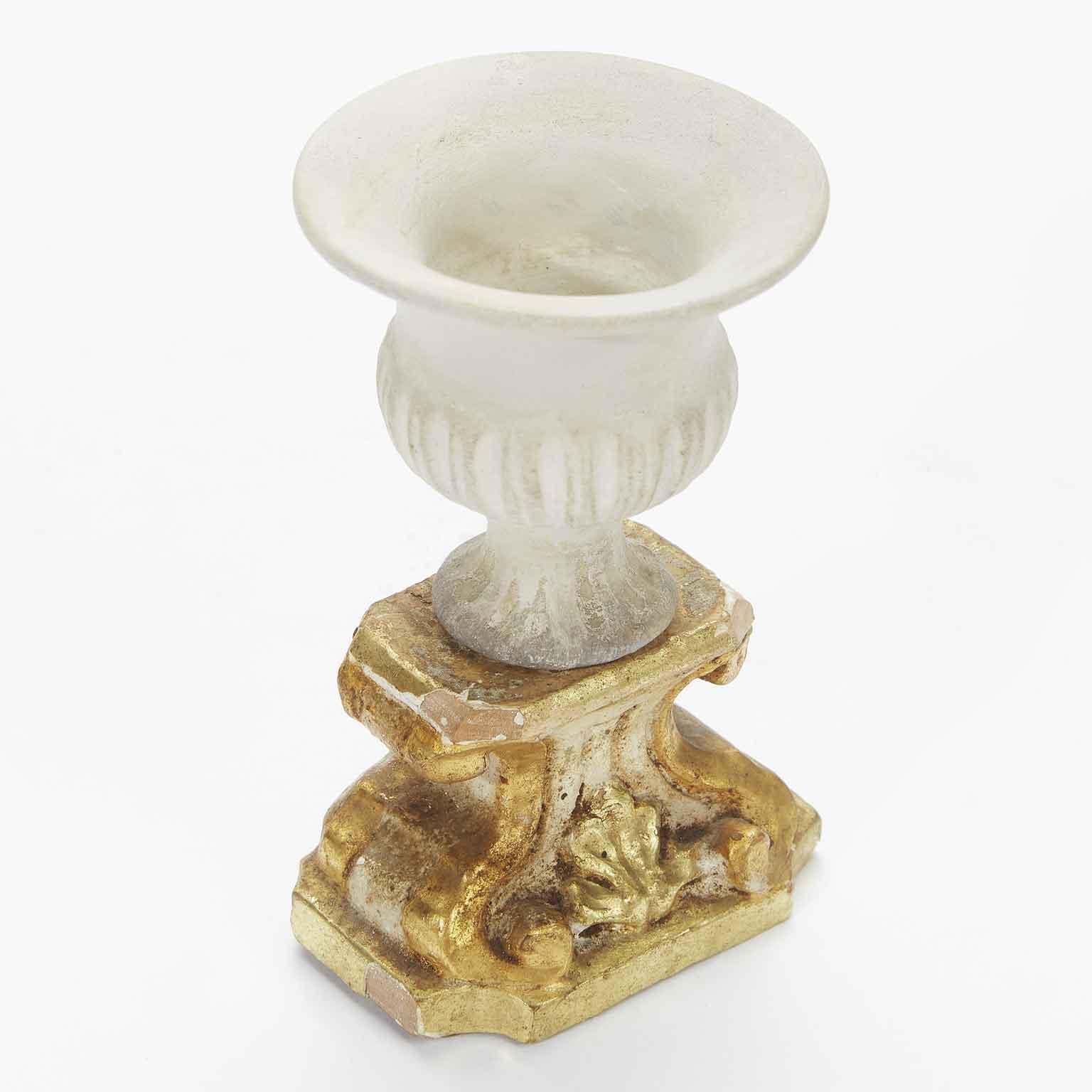 Four Neoclassical Italian Biscuit Vases on Giltwood Bases Table Decorations For Sale 7