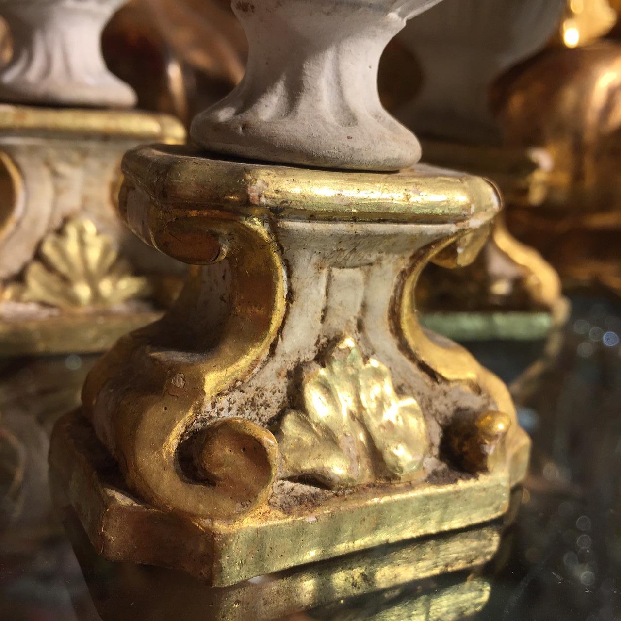 XVIIIe siècle Quatre vases biscuit italiens néoclassiques de style néoclassique sur socle en bois doré décoration de table en vente