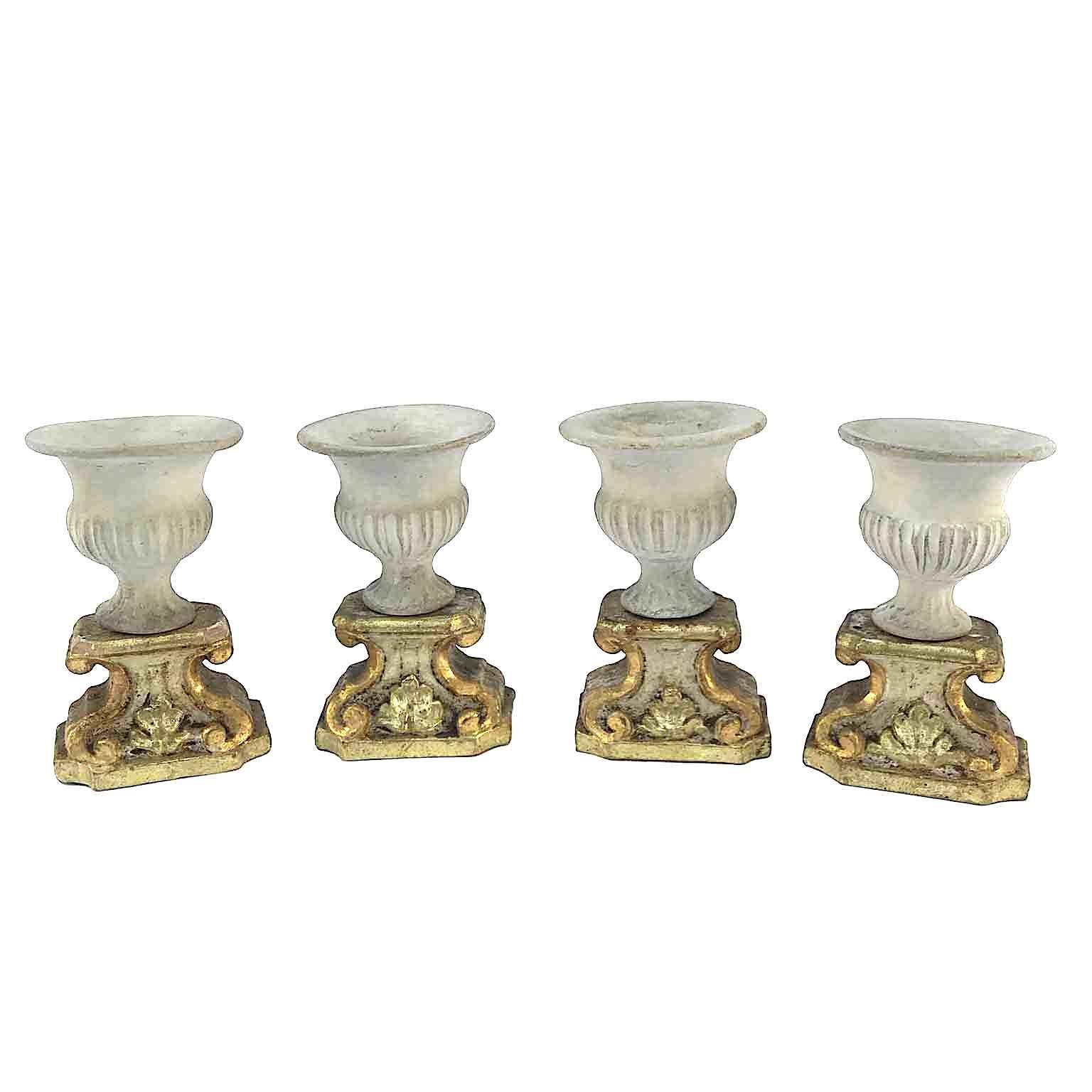 Quatre vases biscuit italiens néoclassiques de style néoclassique sur socle en bois doré décoration de table en vente 8