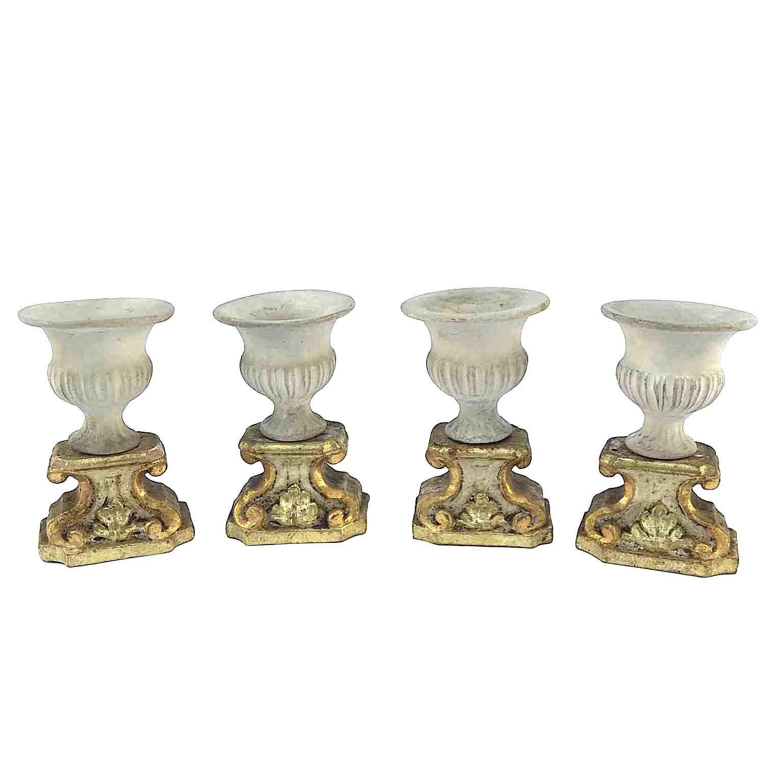 Set di Quattro Vasi Medicei Neoclassici Decorazioni Da Tavola Italiane Fine 1700 For Sale 8
