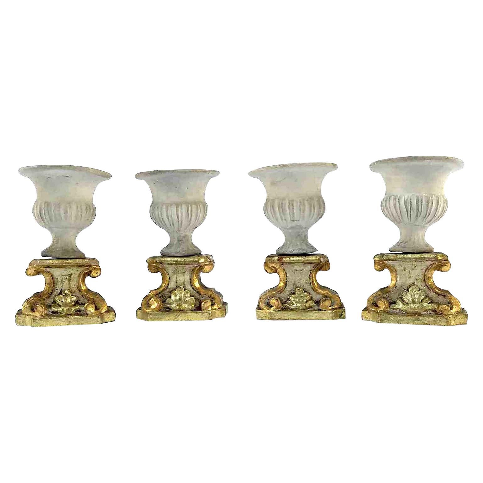 Sculpté à la main Quatre vases biscuit italiens néoclassiques de style néoclassique sur socle en bois doré décoration de table en vente