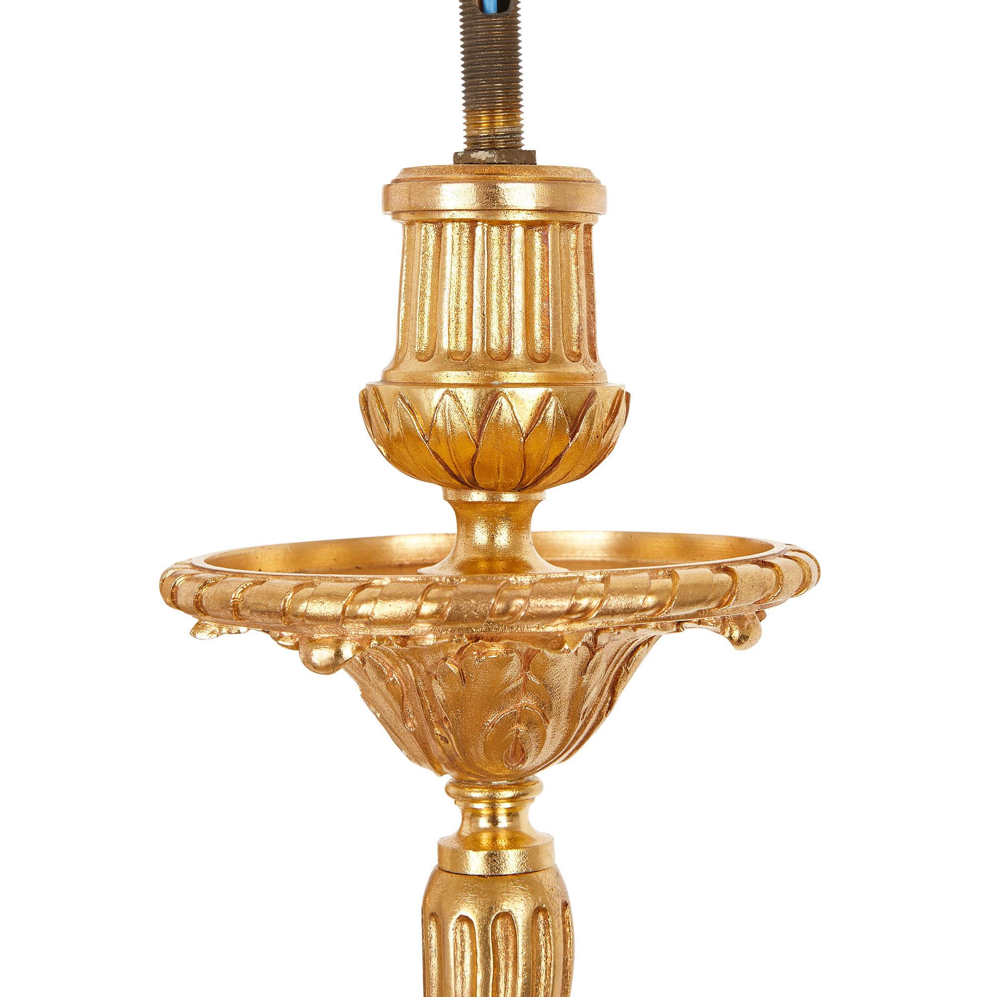 Français Quatre appliques à deux lumières de style néoclassique en bronze doré en vente