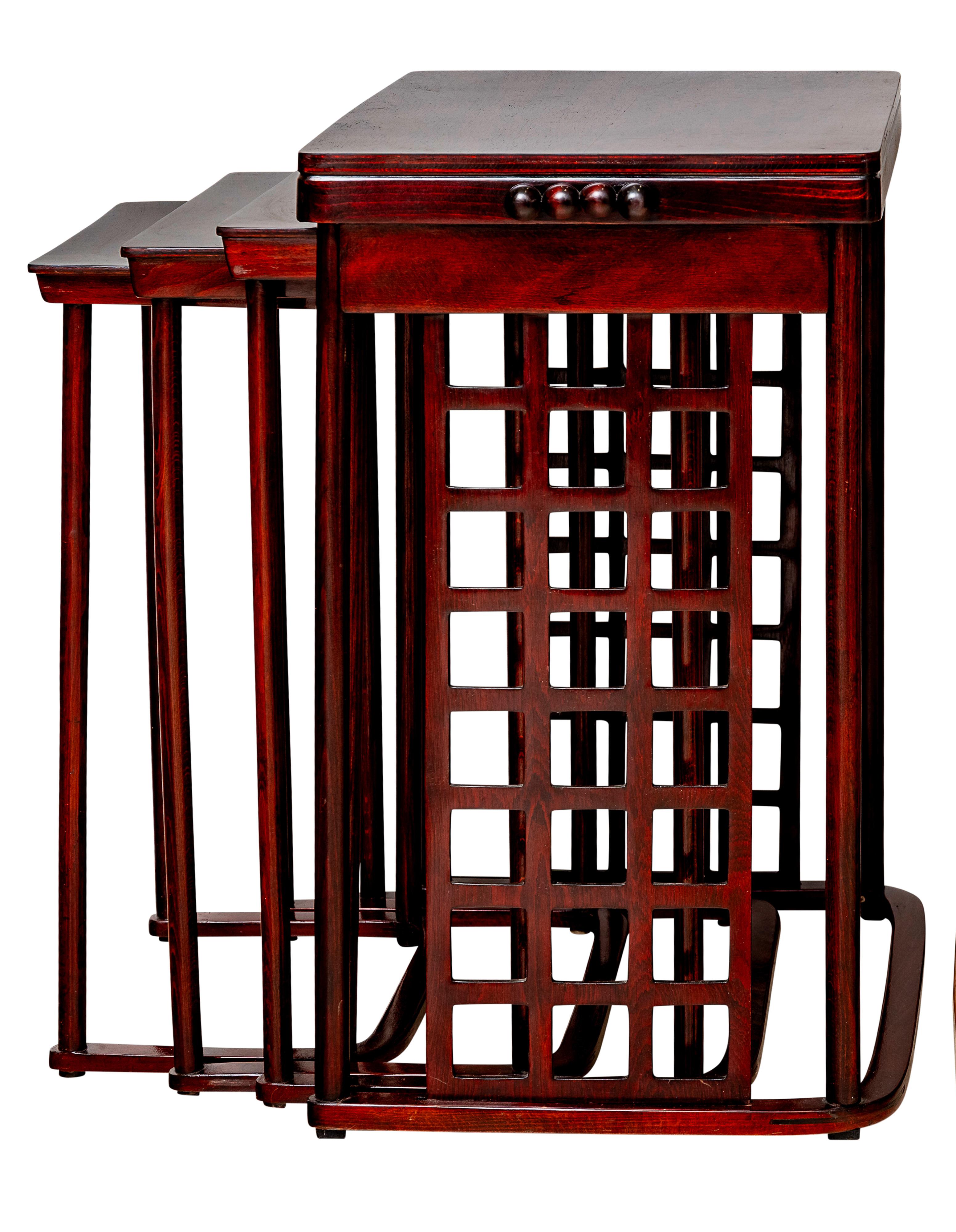 Il residuo di magazzino dell'etichetta adesiva originale sotto il tavolo più piccolo

Bib.: Das Interieur, IX, 1908, p. 28 / Il mobile moderno, Gebrüder Thonet Vienna, Jacob & Josef  Kohn, Giovanni Renzi, 2008, p. 180-181 / Josef Hoffmann und sein