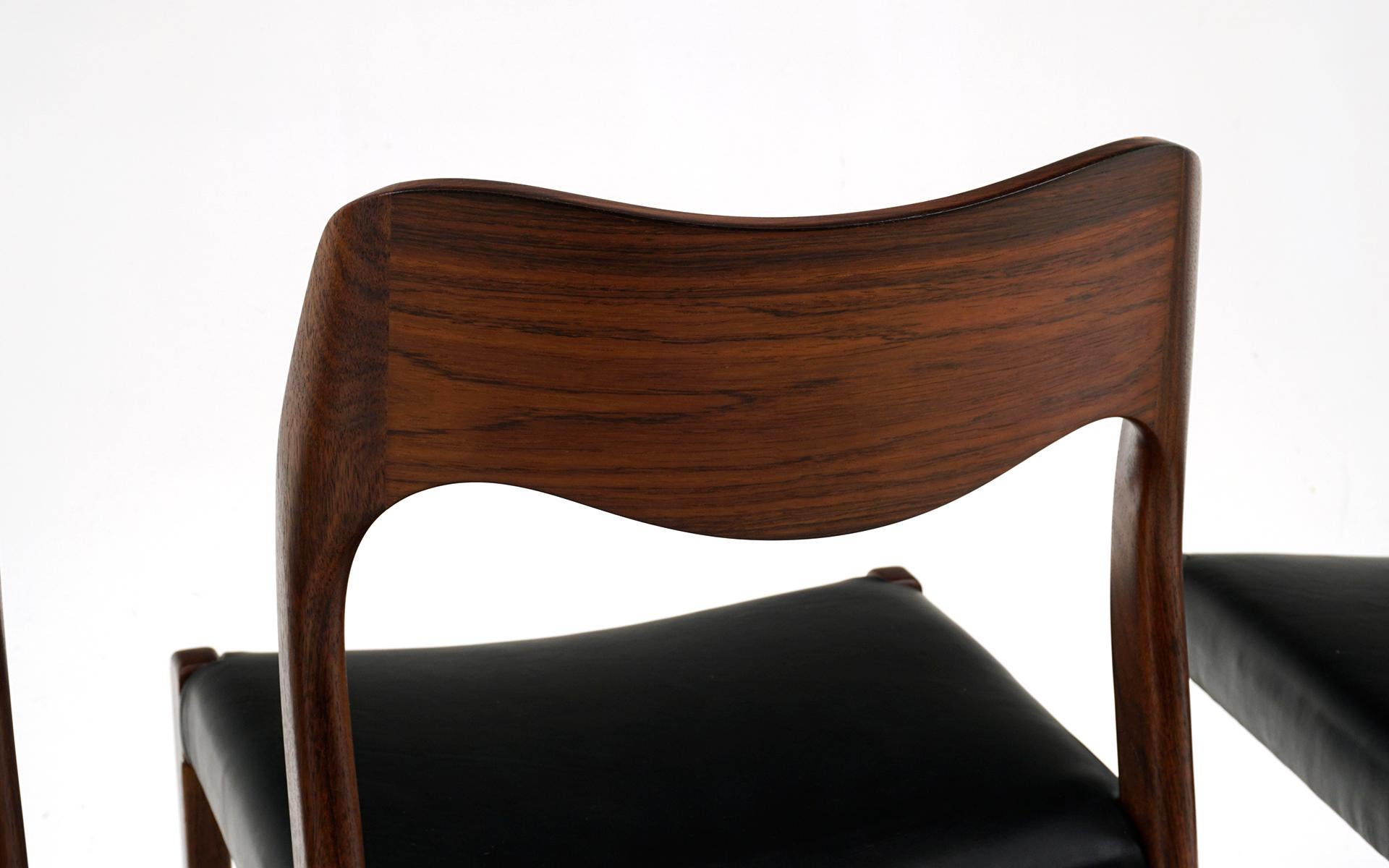 Four Niels Moller Model 71 Dining Chairs in Rosewood and Black Leather. For Sale 2