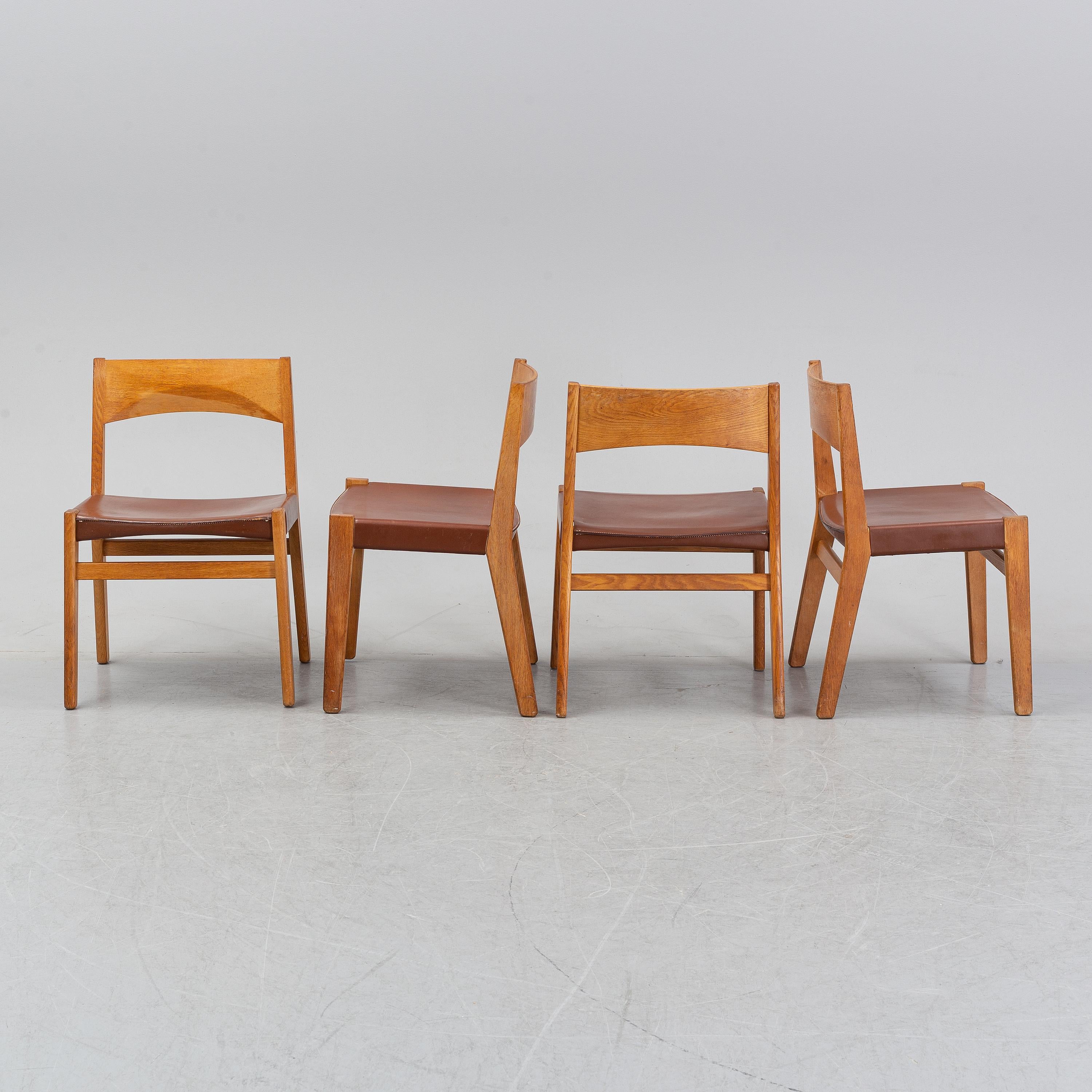 John Vedel-Rieper pour Erhard Rasmussen, ensemble de 4 chaises de salle à manger, chêne, cuir, fait en  Danemark vers 1957.
bon état, usure due à l'âge
Le designer danois John Vedel-Rieper a créé cette chaise de salle à manger en 1957 pour Erhard