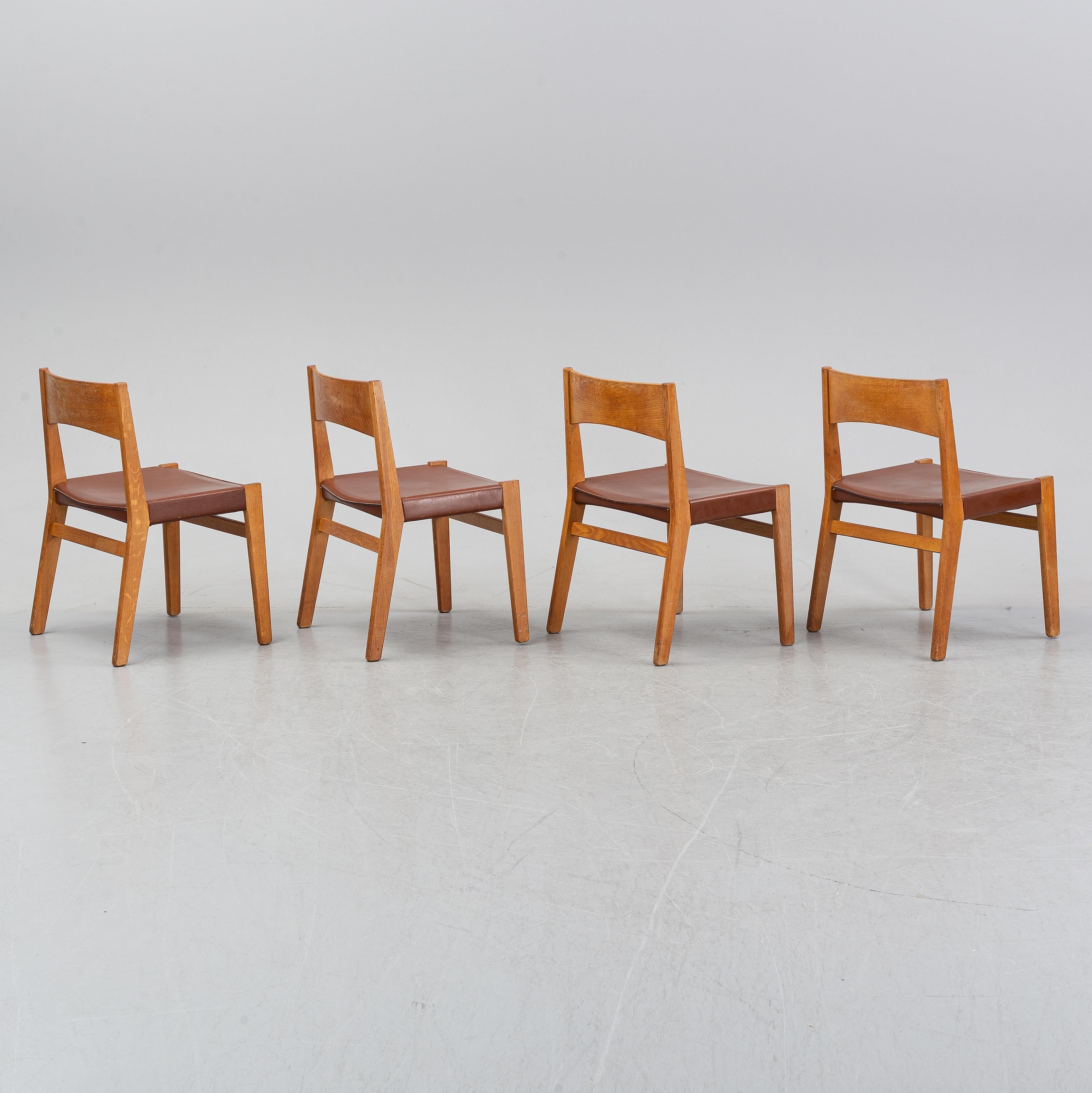Mid-Century Modern Quatre chaises en chêne avec assise en cuir de John Vedel Rieper, Danemark, 1962 en vente